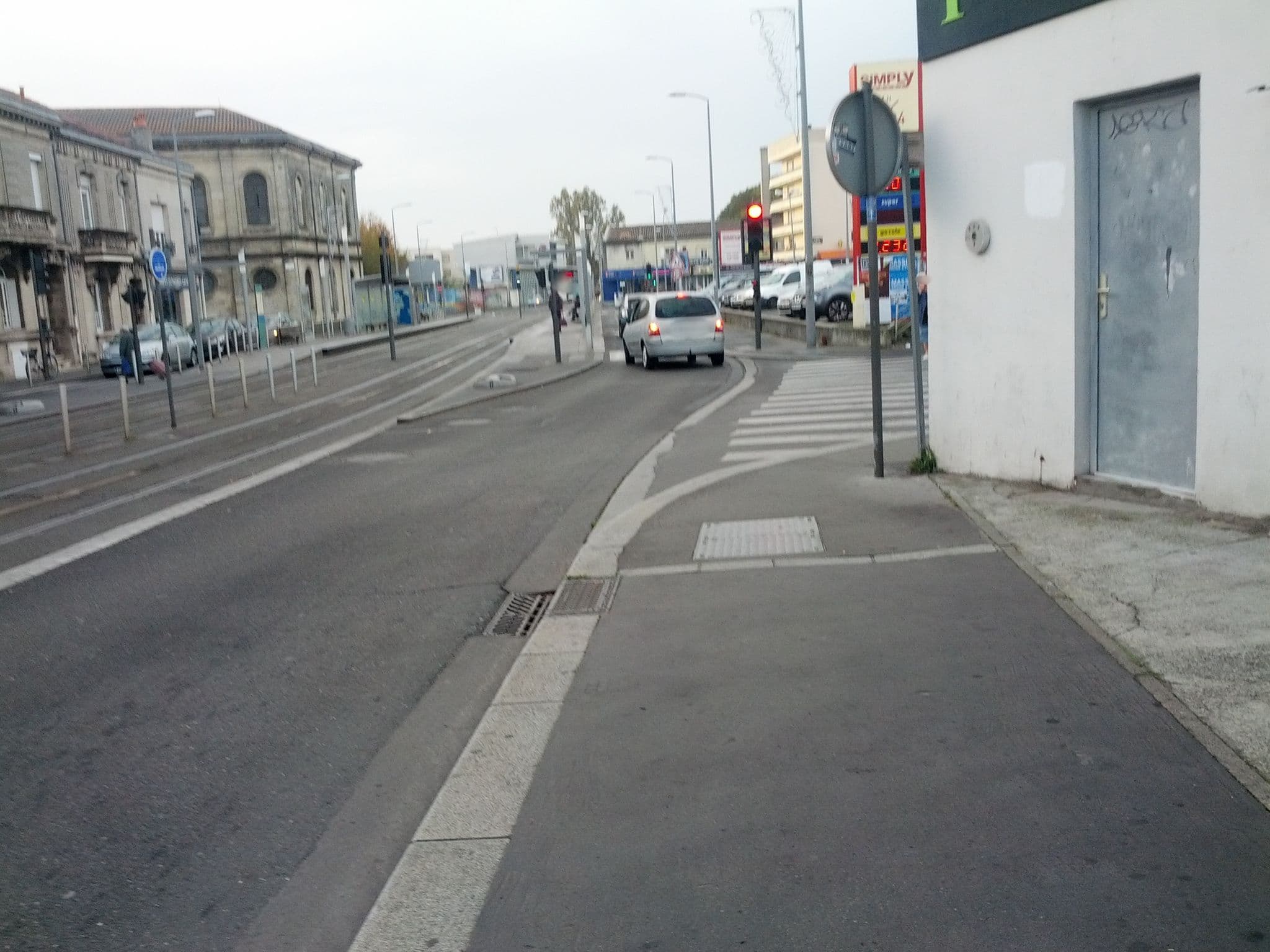 Street view near Au Petit Bonheur, Talence — © frodrigo (CC BY-SA · Mapillary)