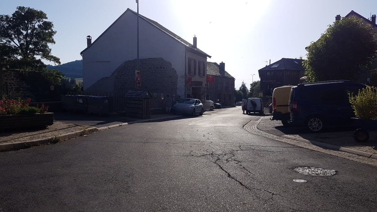 Street view near Le Chalet d’Ambre, Laussonne — © michelc (CC BY-SA · Mapillary)