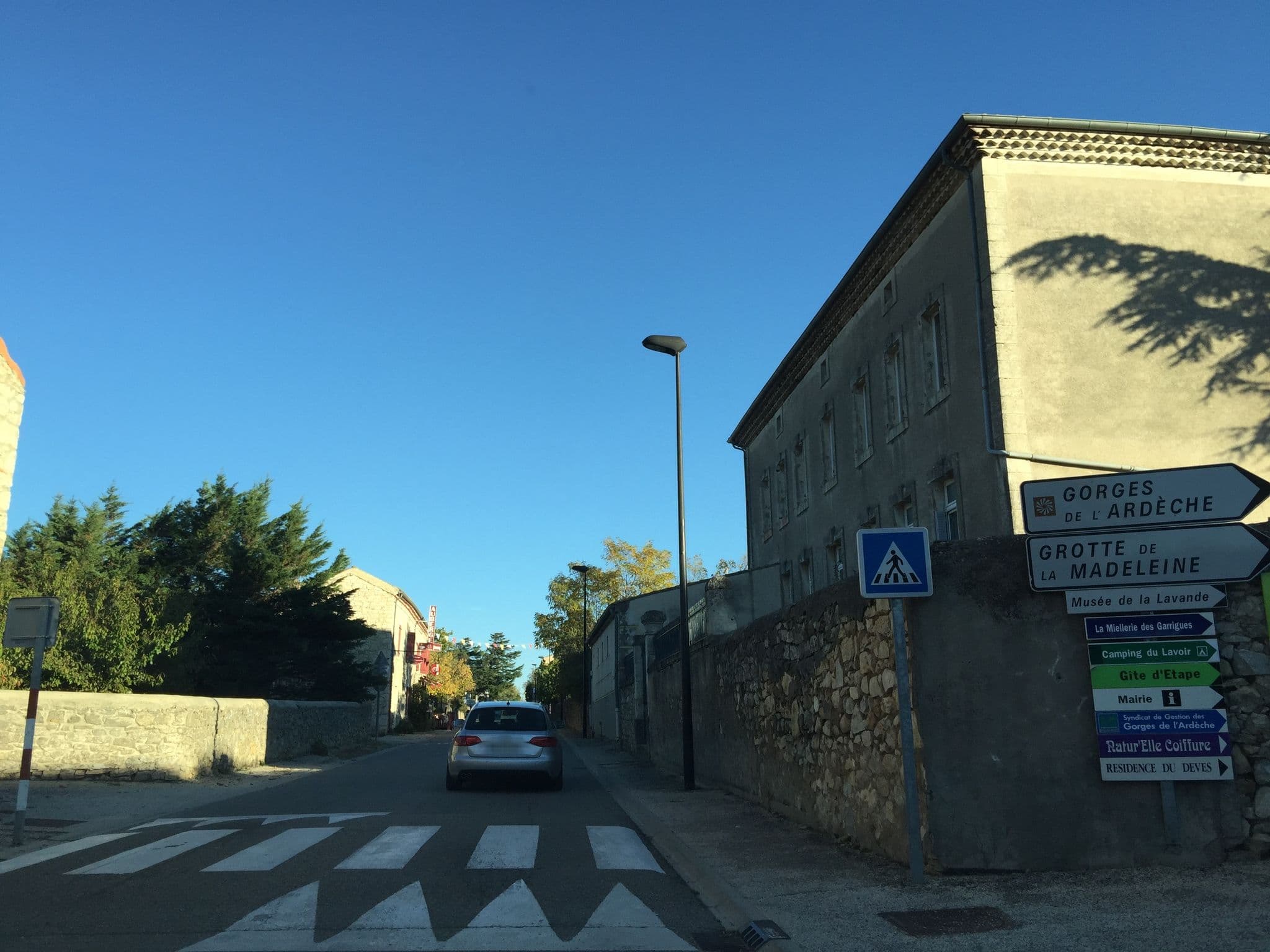 Street view near Gîte d'étape de Saint-Remèze, Vallon-Pont-d'Arc — © geraldchatagnon (CC BY-SA · Mapillary)