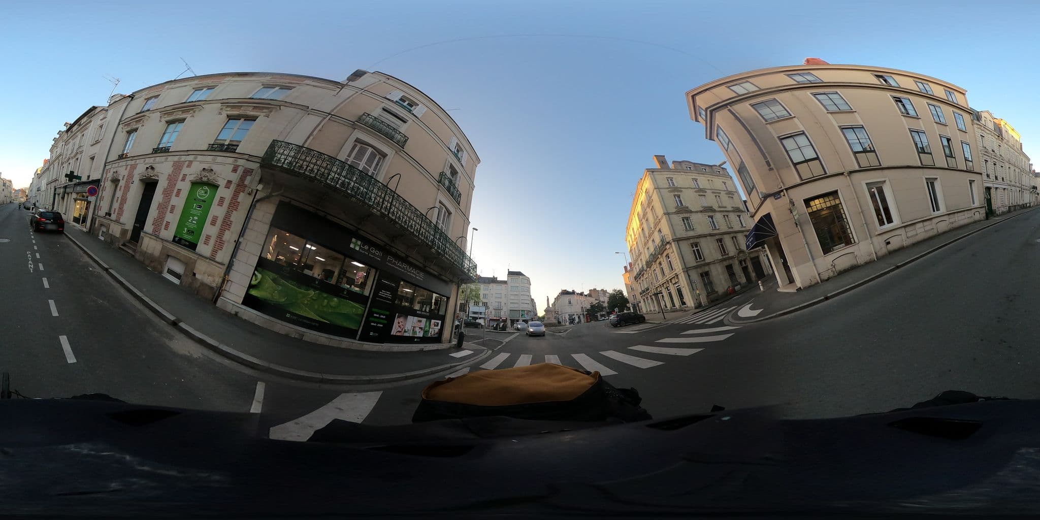 Street view near Royal Hotel, Angers — © simon_geovelo (CC BY-SA · Mapillary)