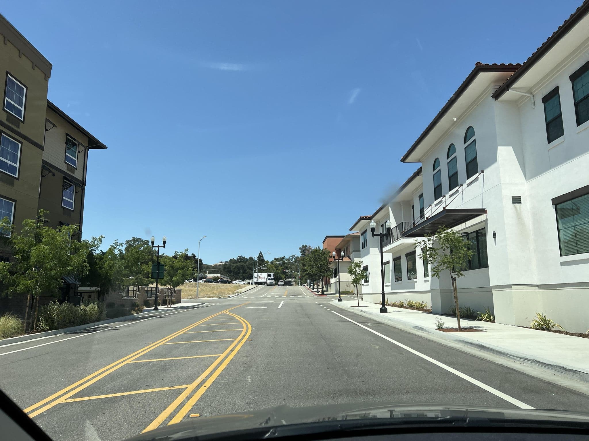 Street view near Oxford Suites, Paso Robles — © igorzo (CC BY-SA · Mapillary)