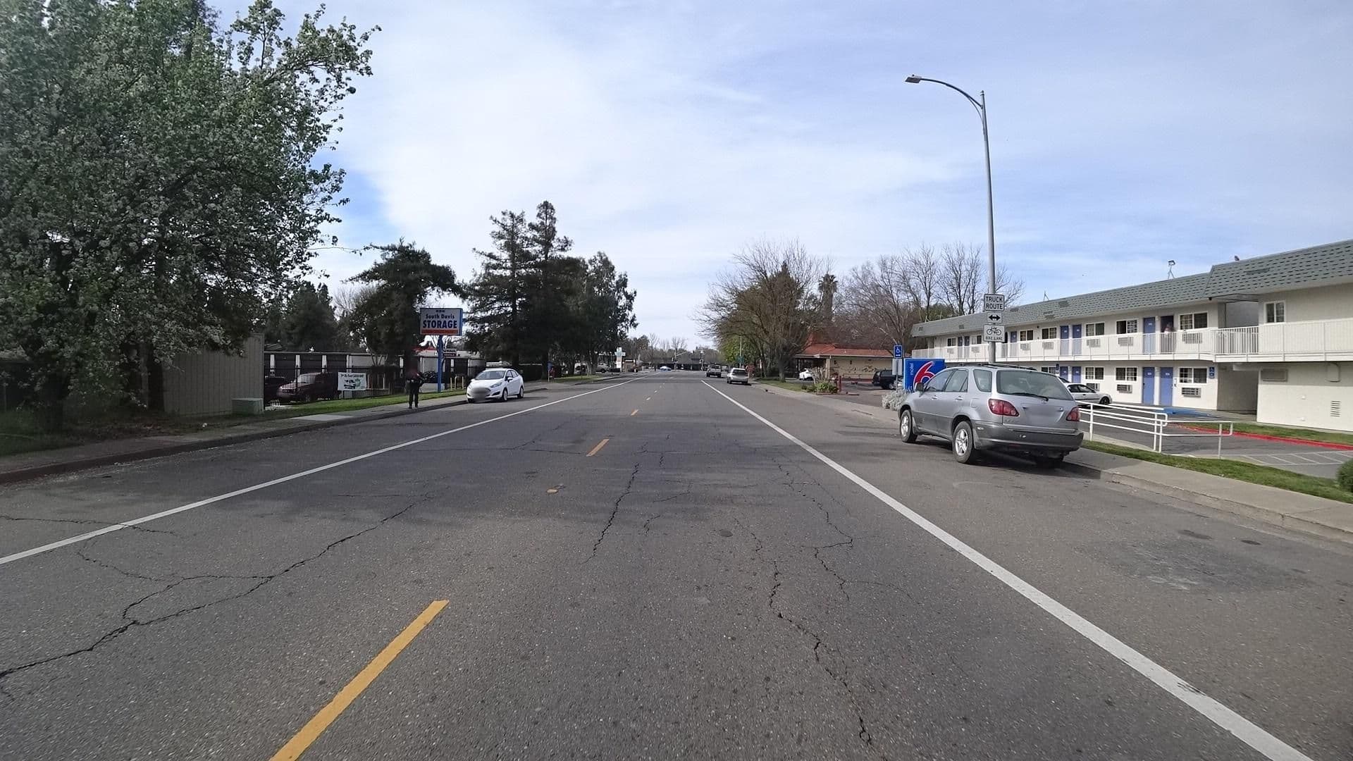Street view near Motel 6, Davis — © marker_geo (CC BY-SA · Mapillary)