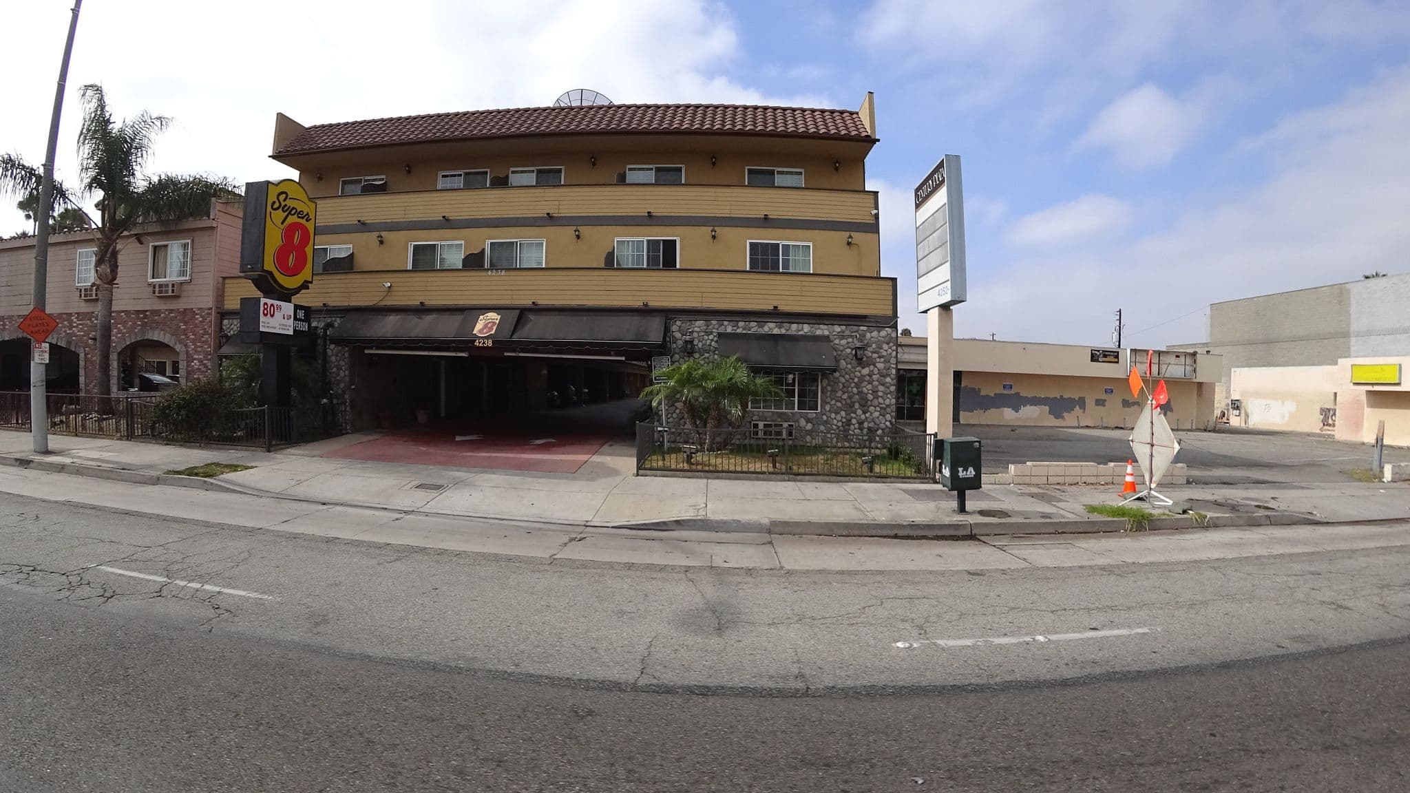Street view near royal comfort motel, Lennox — © mly_la (CC BY-SA · Mapillary)