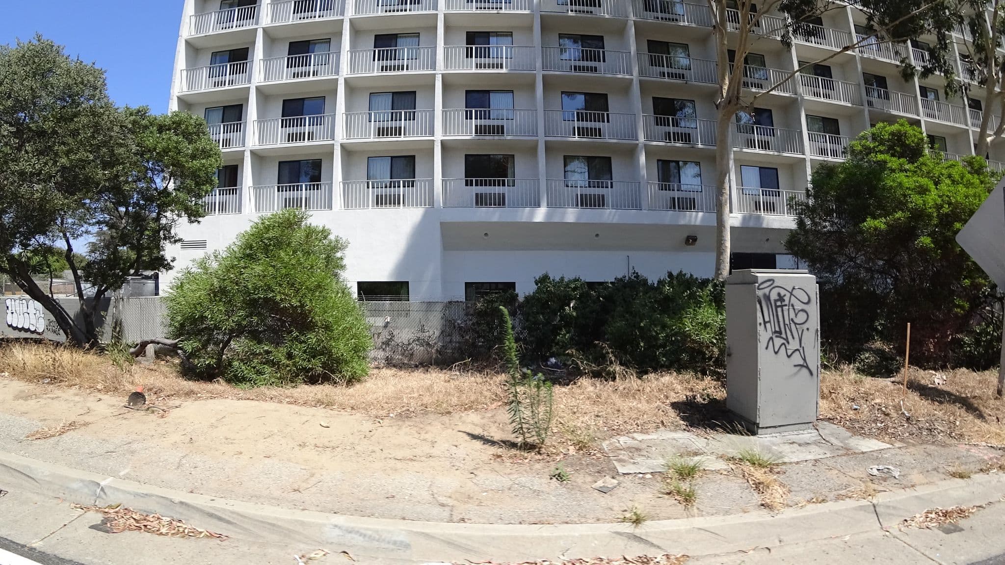 Street view near Motel 6, Lennox — © mly_la (CC BY-SA · Mapillary)
