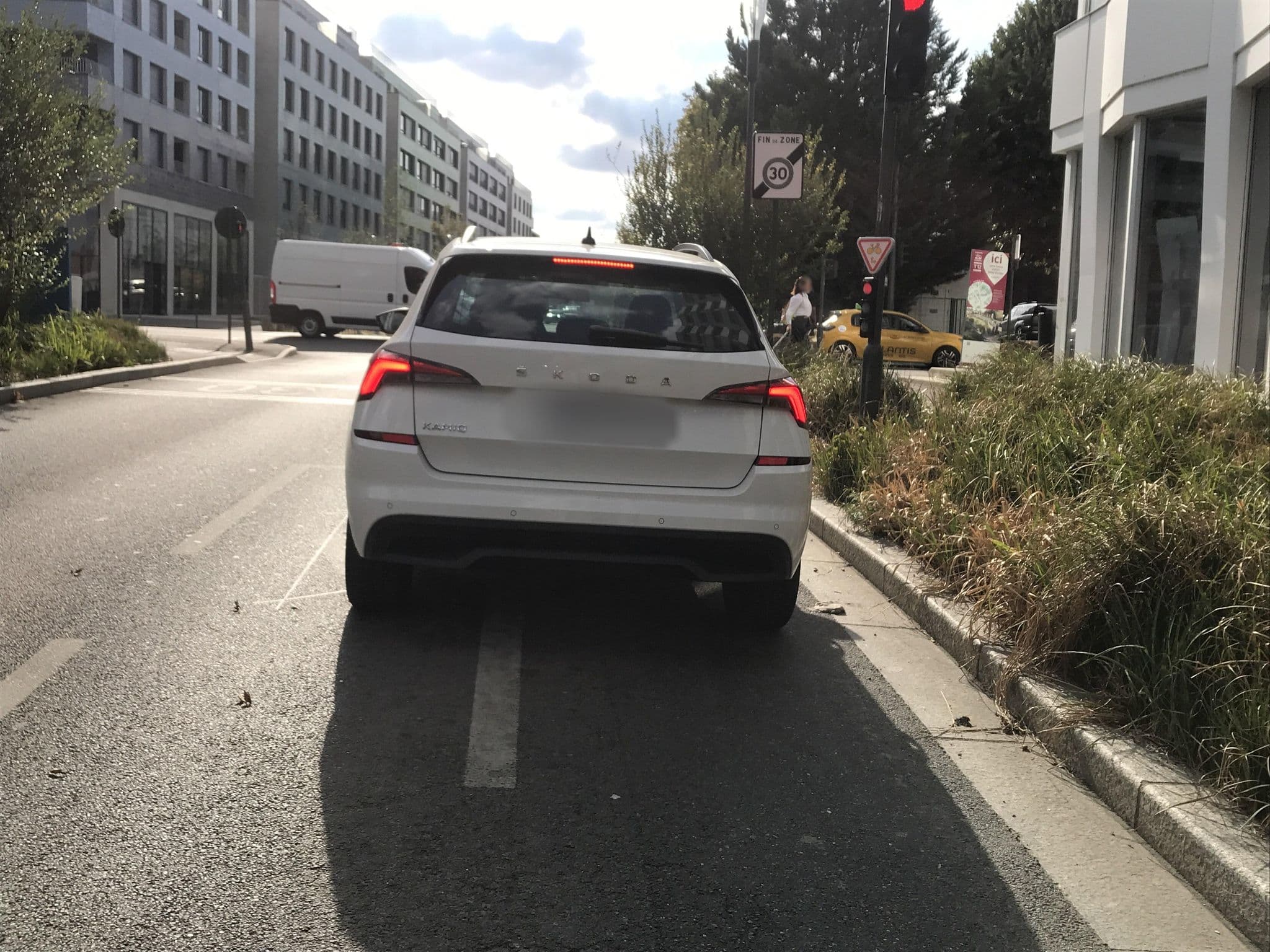 Street view near B&B HOTEL Massy Gare TGV, Massy — © josmougn (CC BY-SA · Mapillary)