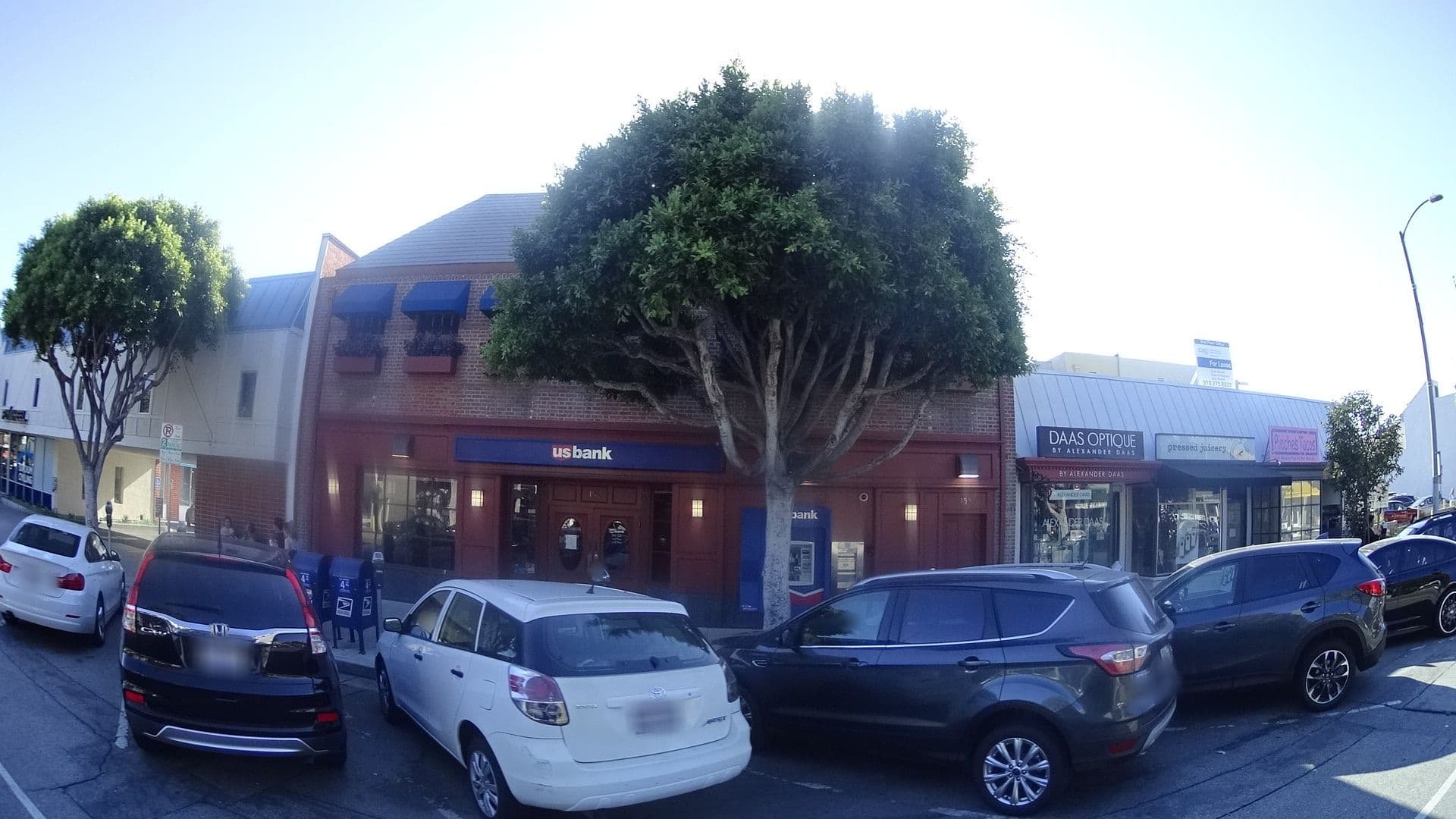 Street view near MastroMan's, Larchmont — © mly_la (CC BY-SA · Mapillary)