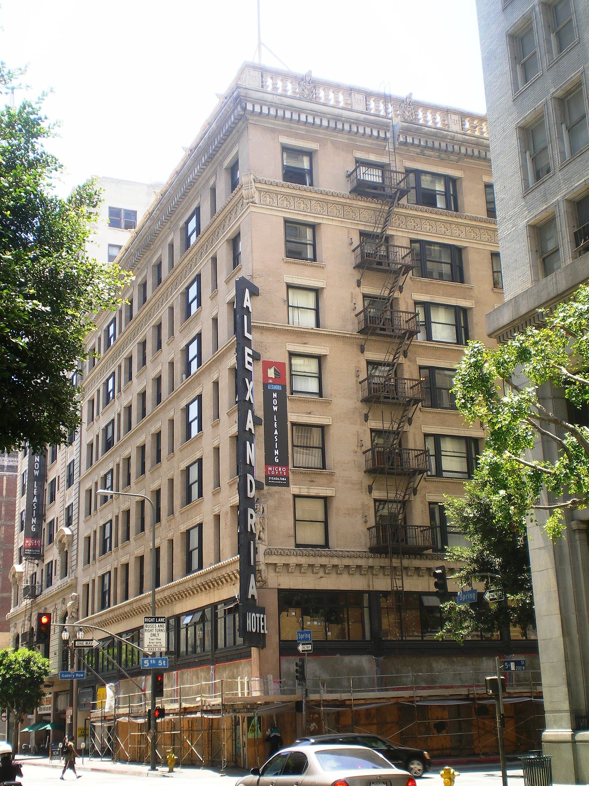The Alexandria Hotel (via Wikimedia Commons, CC BY-SA 3.0)