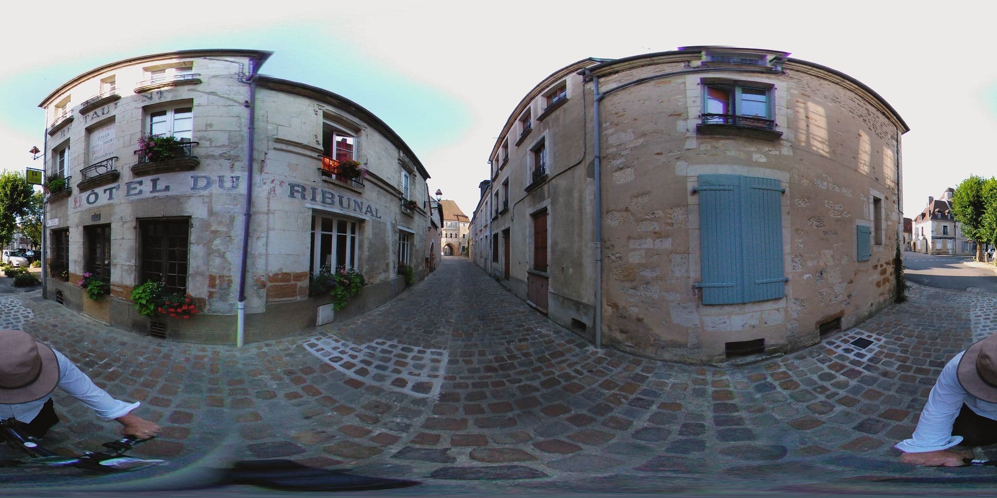 Street view near Hôtel du tribunal, Mortagne-au-Perche — © geovelo (CC BY-SA · Mapillary)