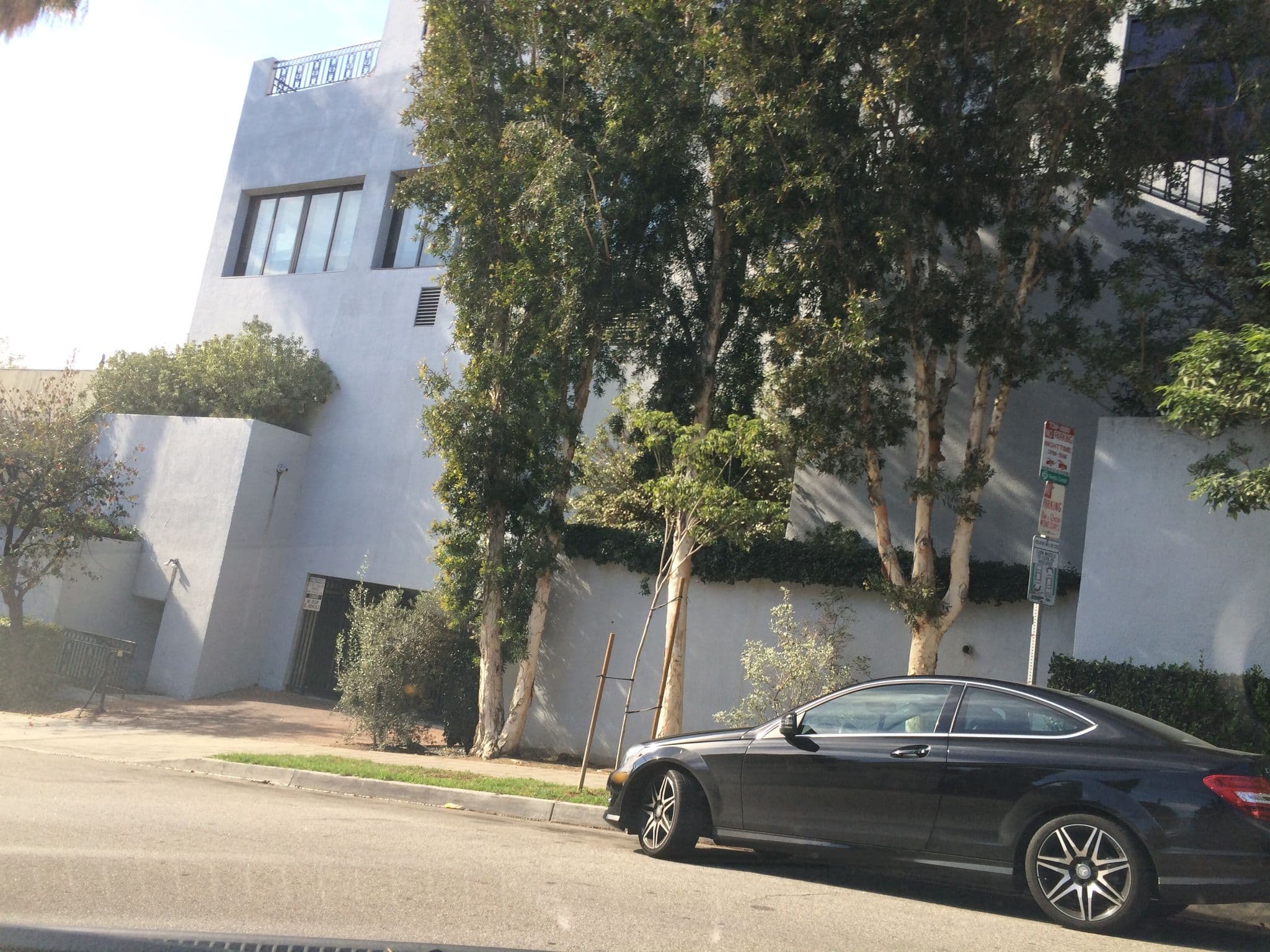 Street view near Cameron Anniversary Suite, Beverly Hills — © gyllen (CC BY-SA · Mapillary)