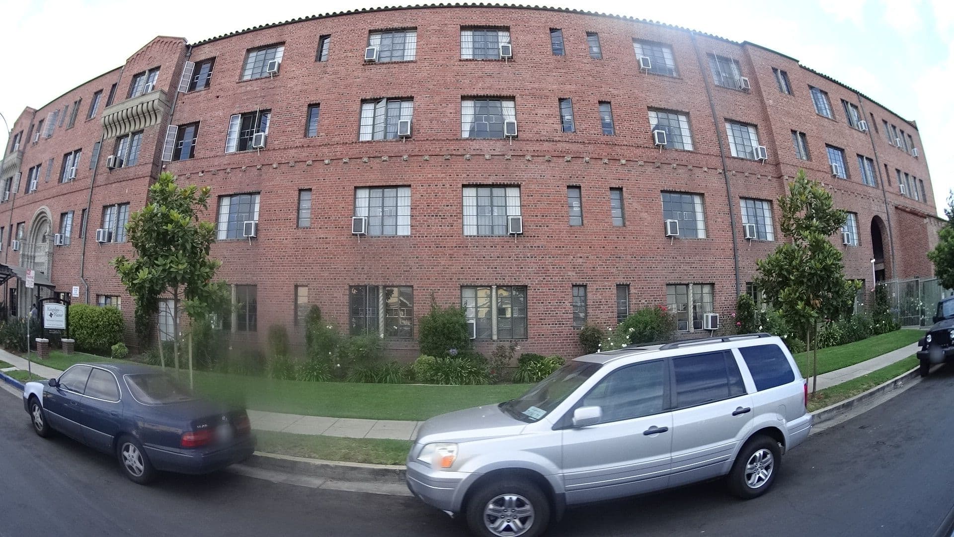Street view near Kingsley Manor, Larchmont — © mly_la (CC BY-SA · Mapillary)