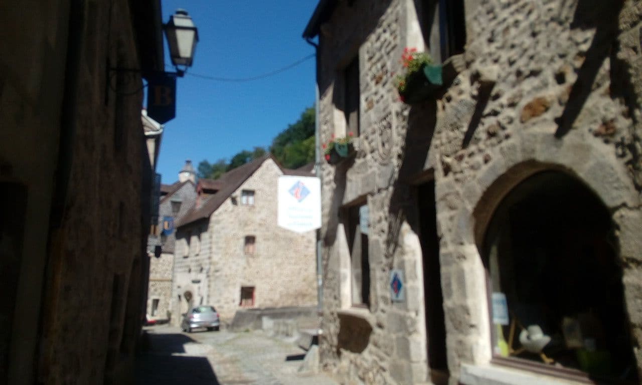 Street view near Les Maisons du Pont, Aubusson — © mawy33 (CC BY-SA · Mapillary)