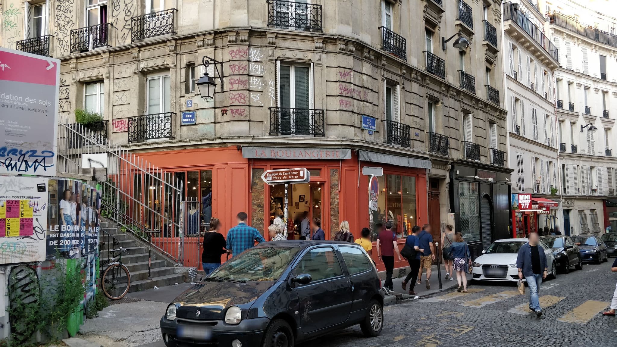 Street view near Hôtel du Commerce, Paris 18 Buttes-Montmartre — © overflorian (CC BY-SA · Mapillary)