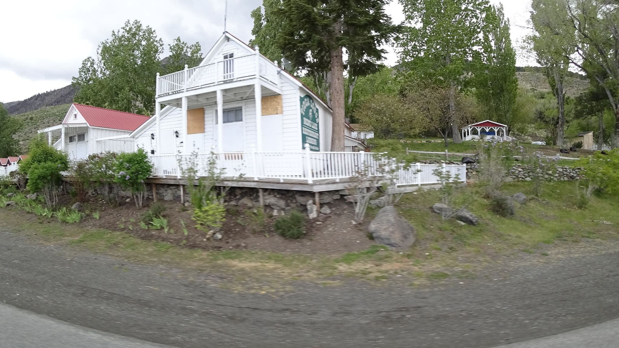 Street view near Tioga Lodge at Mono Lake, Mammoth Lakes — © stilldavid (CC BY-SA · Mapillary)