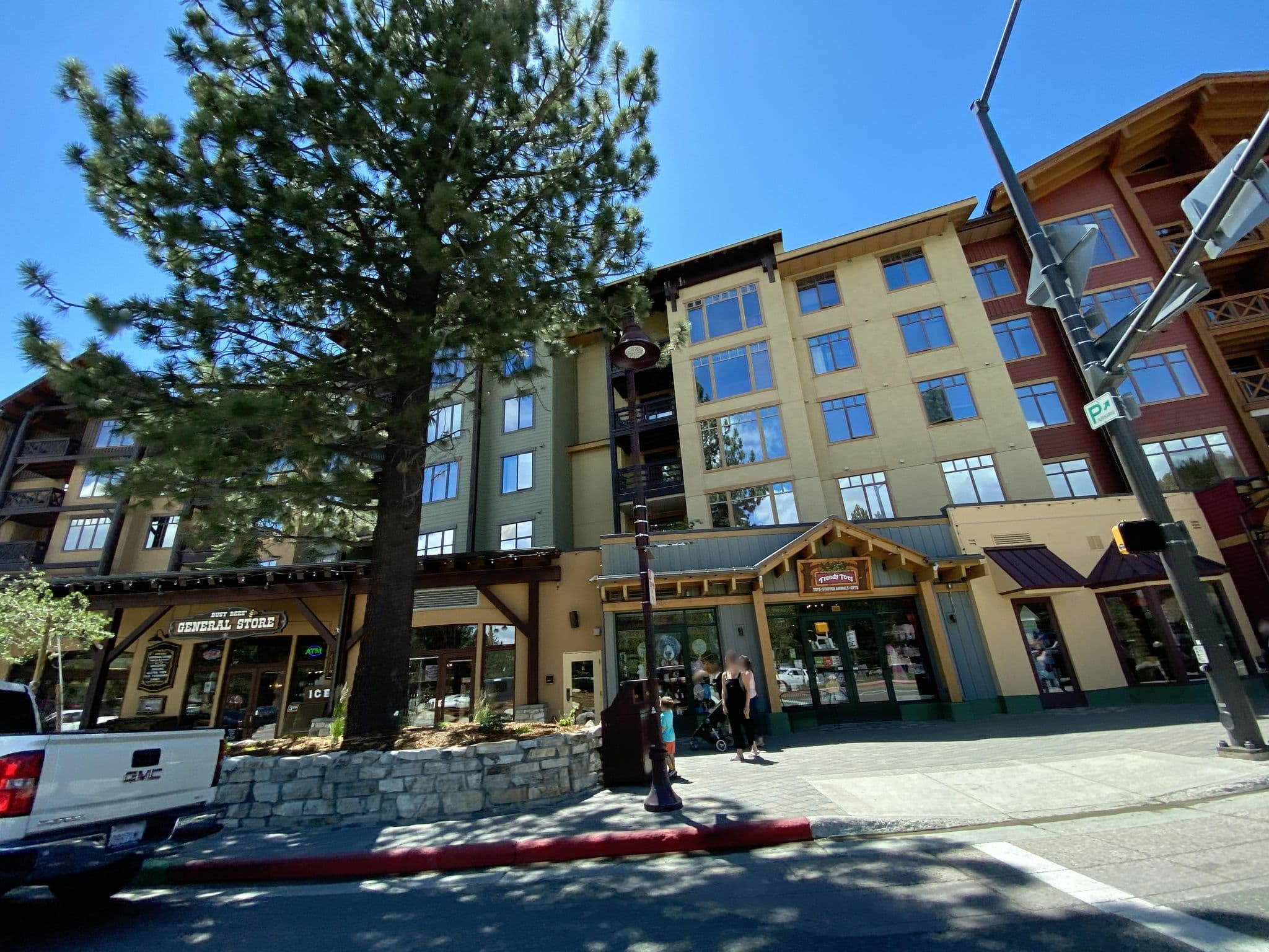 Street view near The Village At Mammoth Lodge  Jacuzzi, Mammoth Lakes — © abe3stooge (CC BY-SA · Mapillary)