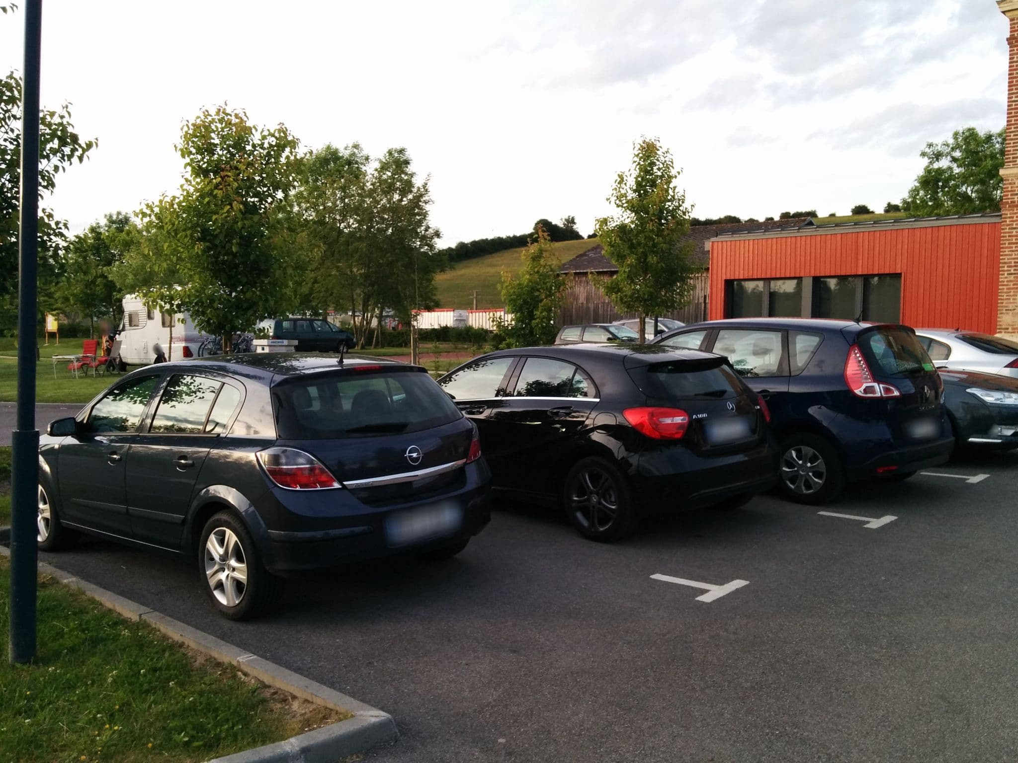 Street view near Aire de stationnement Nesle-Hodeng, Neufchâtel-en-Bray — © moktarama (CC BY-SA · Mapillary)