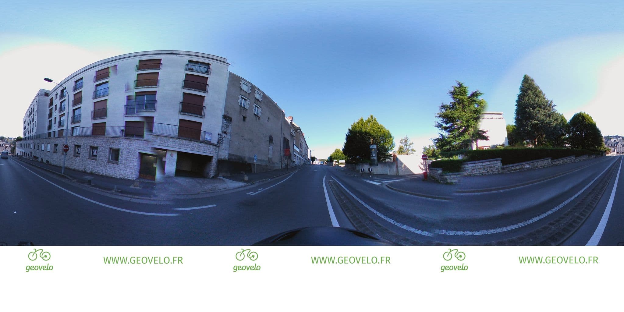 Street view near Anne de Bretagne, Blois — © simon_geovelo (CC BY-SA · Mapillary)