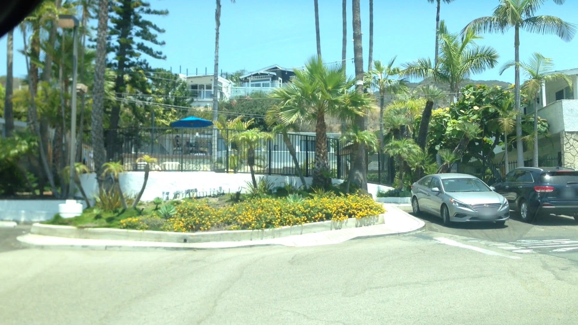 Street view near Pool, Laguna Beach — © lvl5 (CC BY-SA · Mapillary)