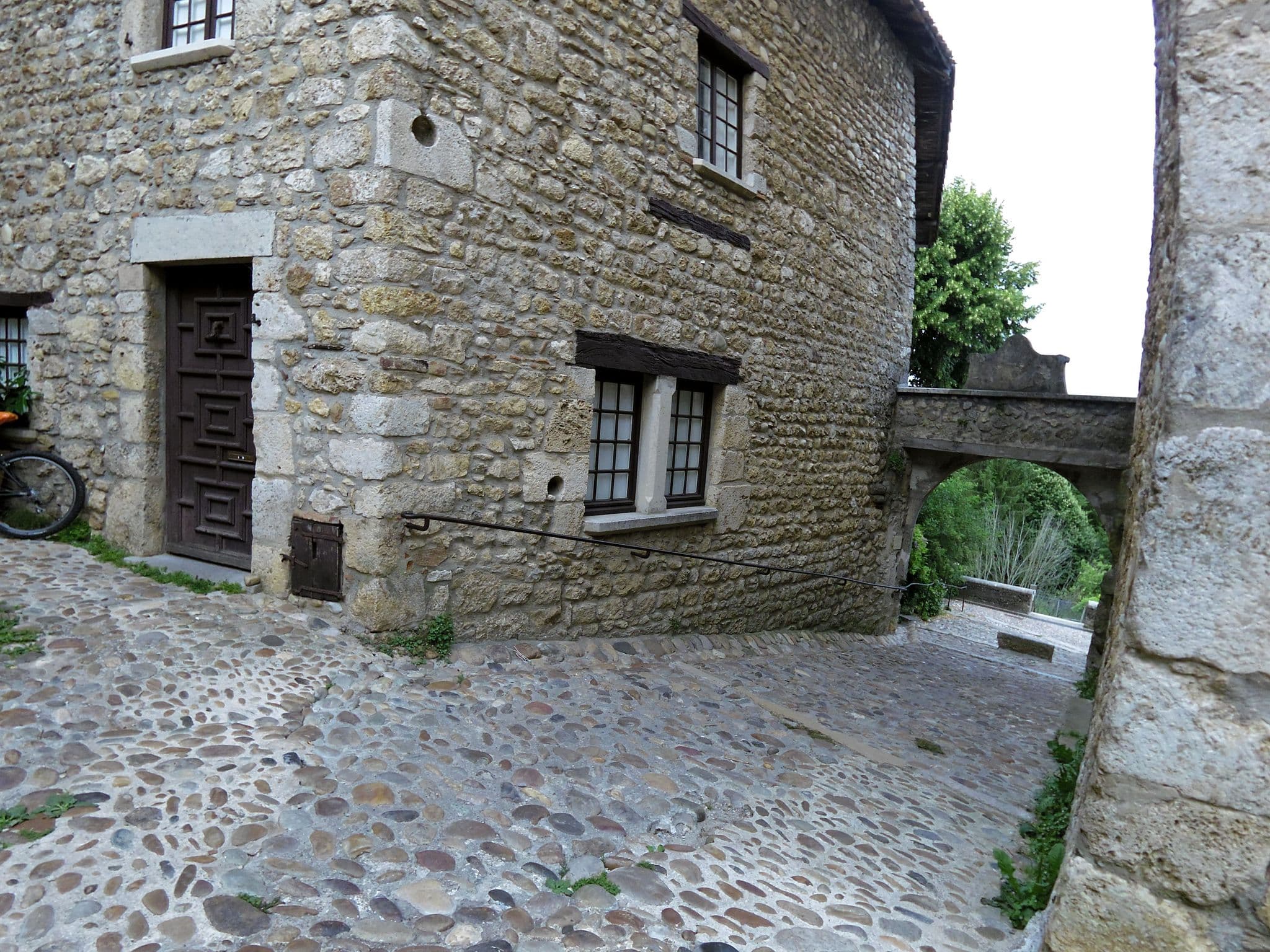 Street view near Grenier à Sel, Pérouges — © chivos (CC BY-SA · Mapillary)