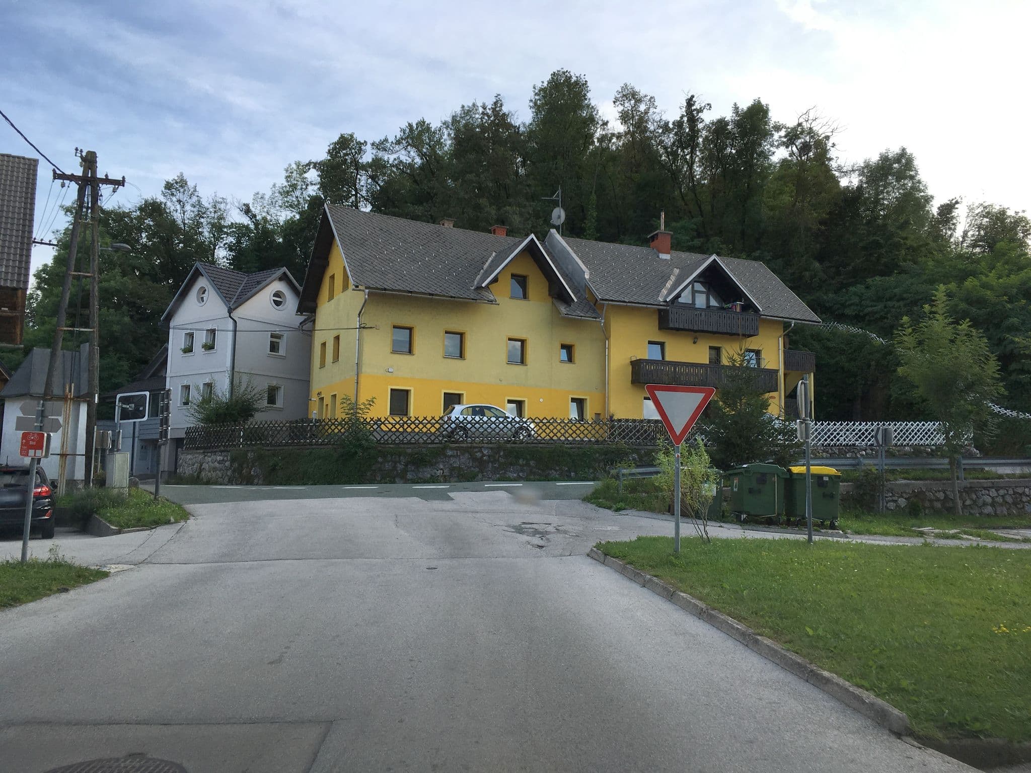 Street view near Kokolu, Bled — © istefanos (CC BY-SA · Mapillary)
