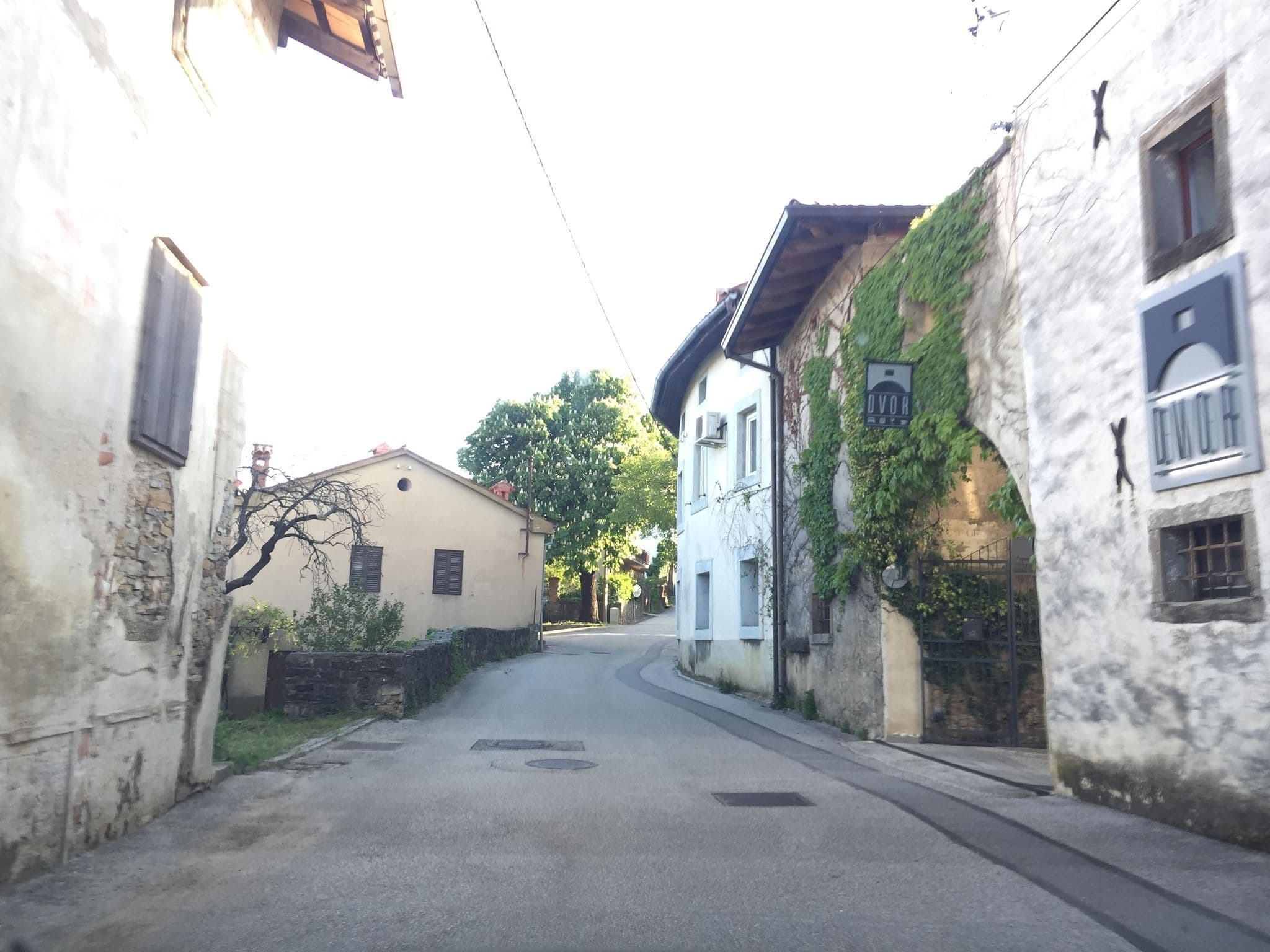 Street view near Dvor Apartments and Rooms, Solkan — © igorzo (CC BY-SA · Mapillary)