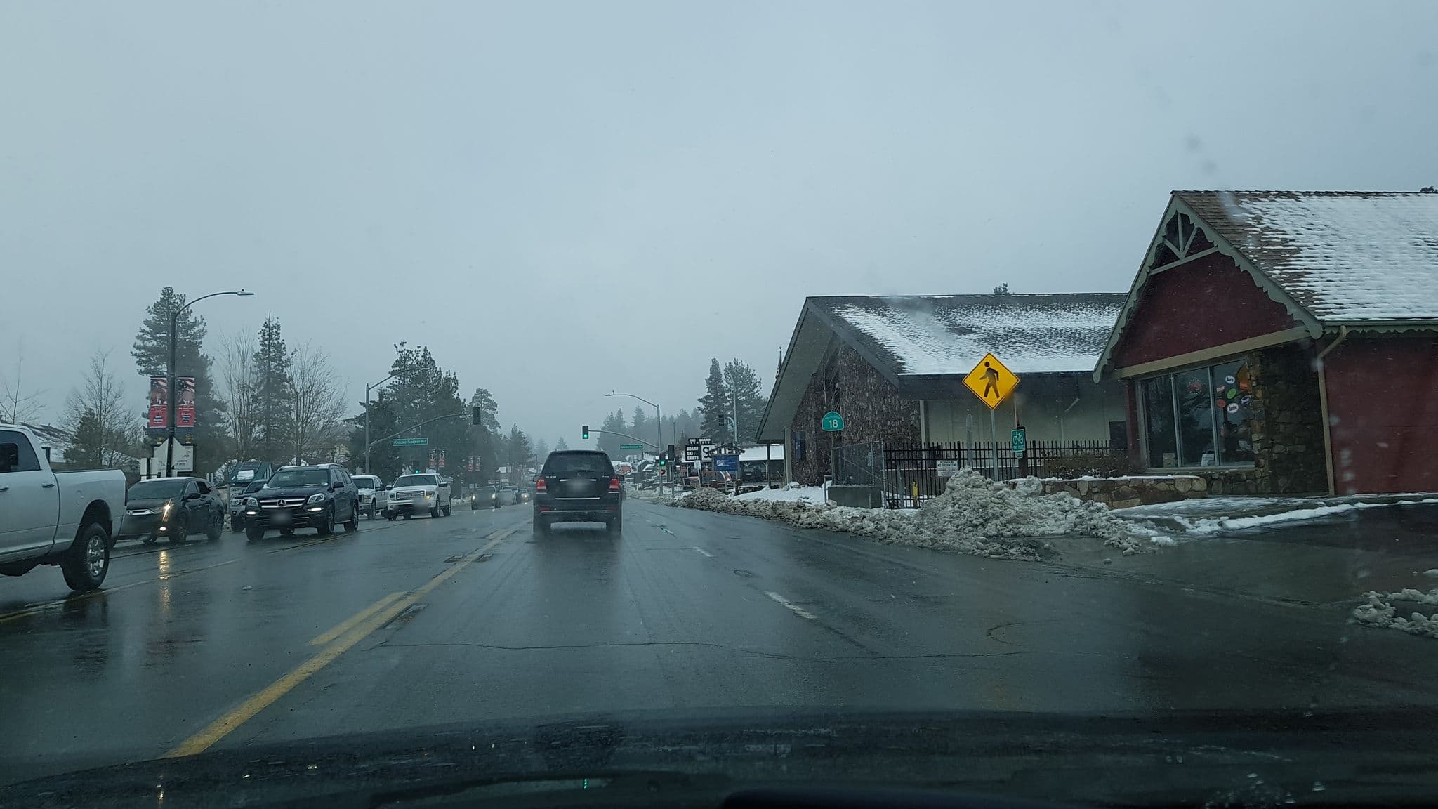 Street view near Cathy's Country Cottages, Big Bear Lake — © igorzo (CC BY-SA · Mapillary)