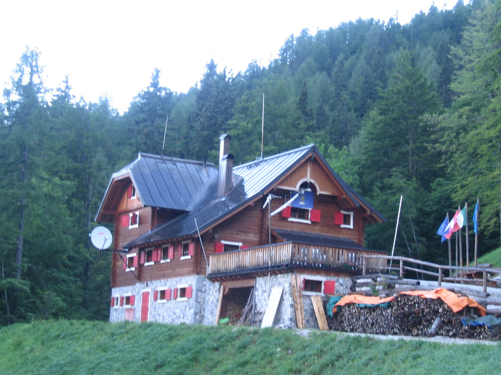 Rifugio Luigi Zacchi (via Wikimedia Commons, CC BY-SA 3.0)