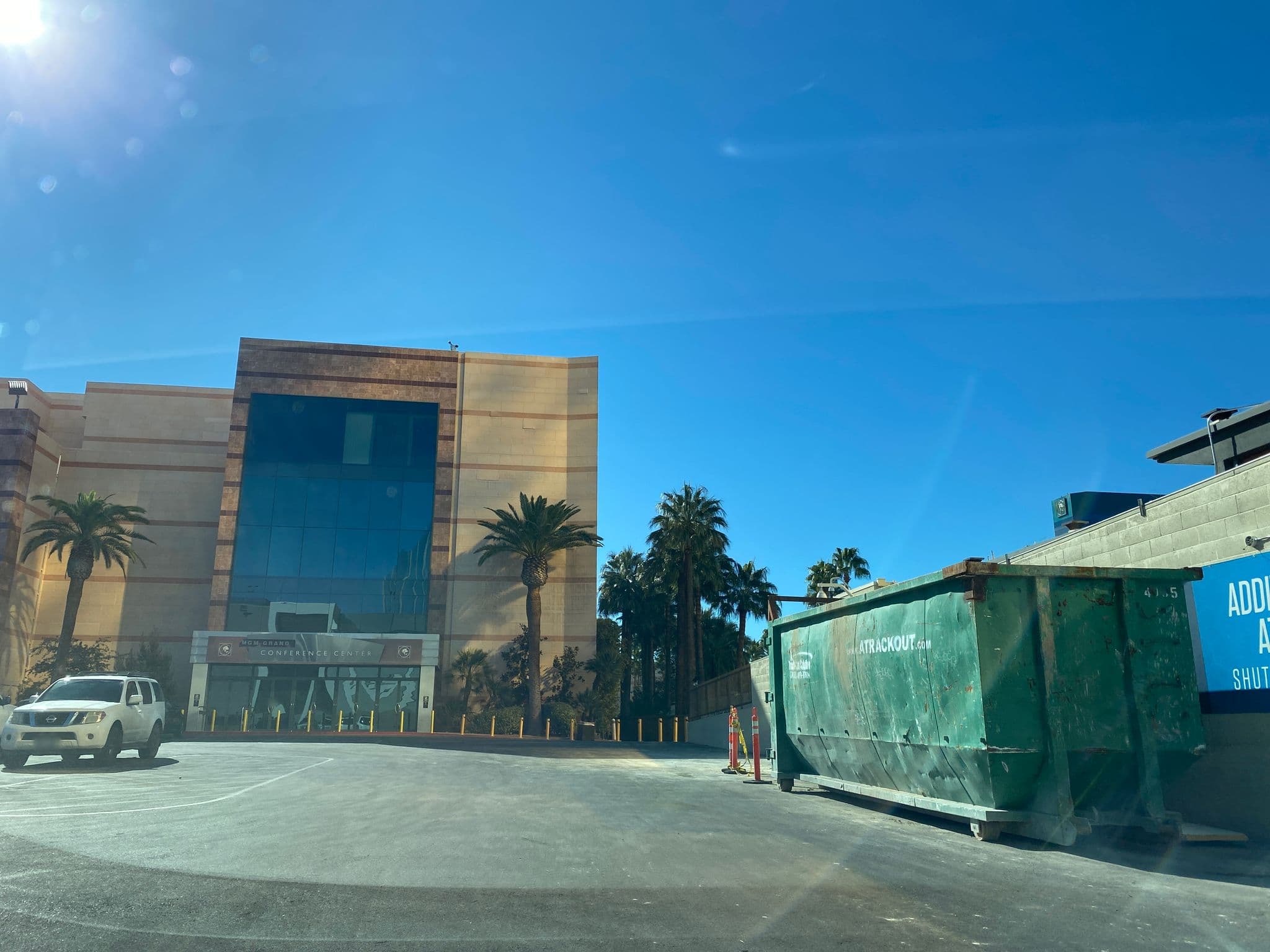 Street view near Wet Republic Ultra Pool, Paradise — © matsayz (CC BY-SA · Mapillary)