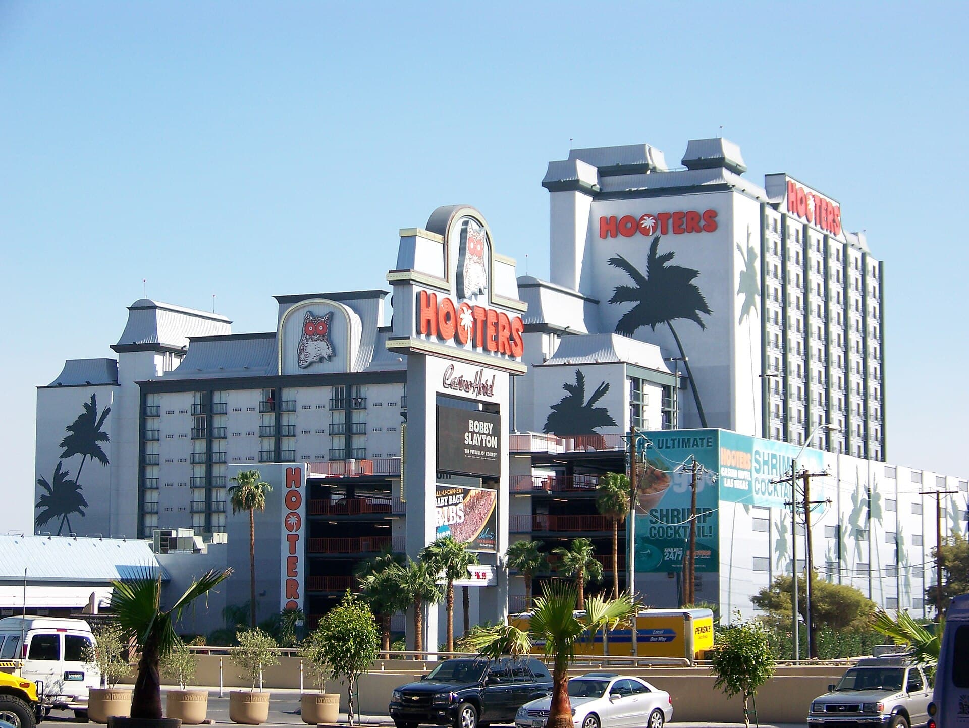 Hooters Hotel & Casino (via Wikimedia Commons, CC BY-SA 3.0)