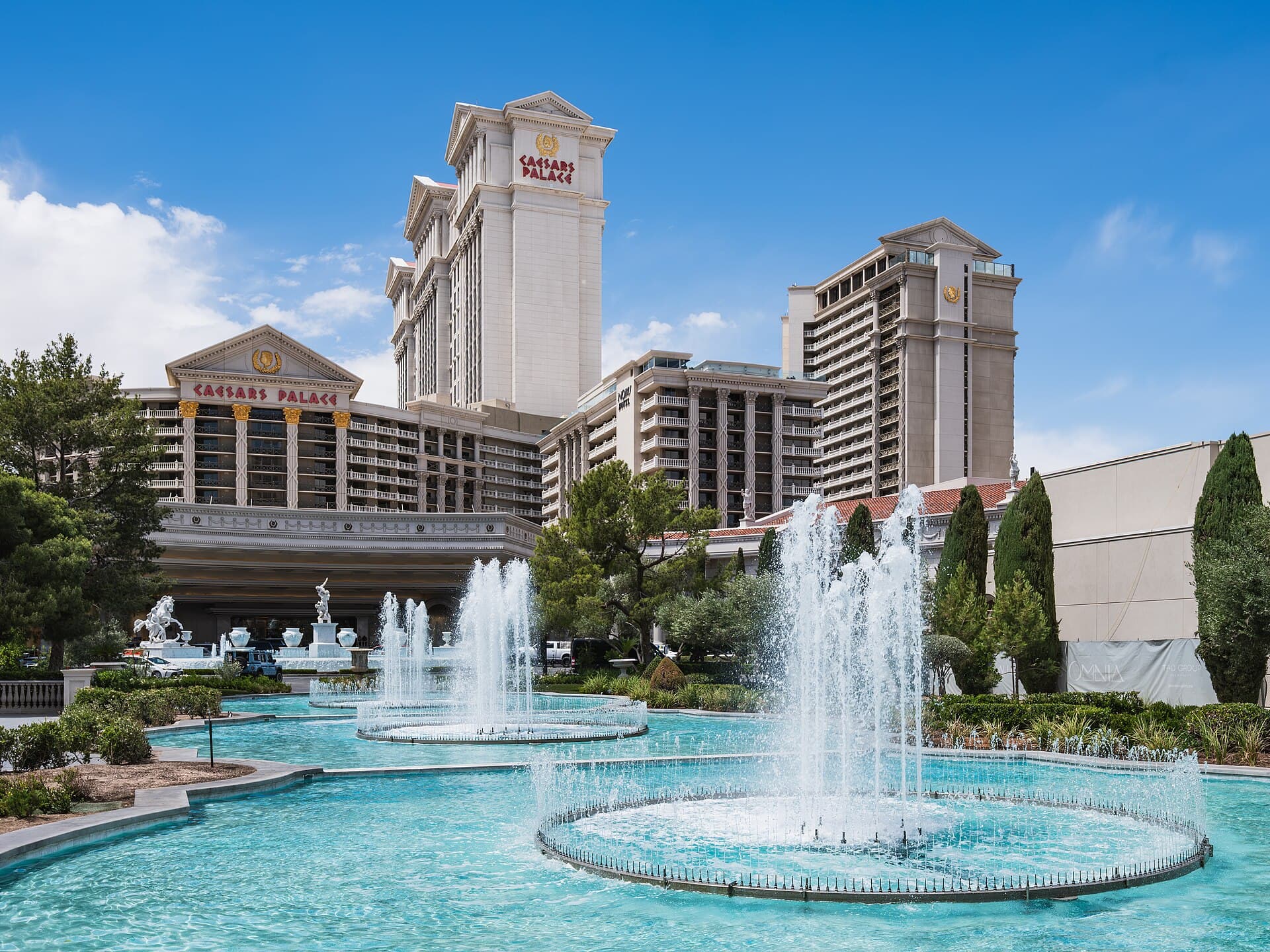 Caesars Palace Hotel & Casino (via Wikimedia Commons, CC BY-SA 4.0)