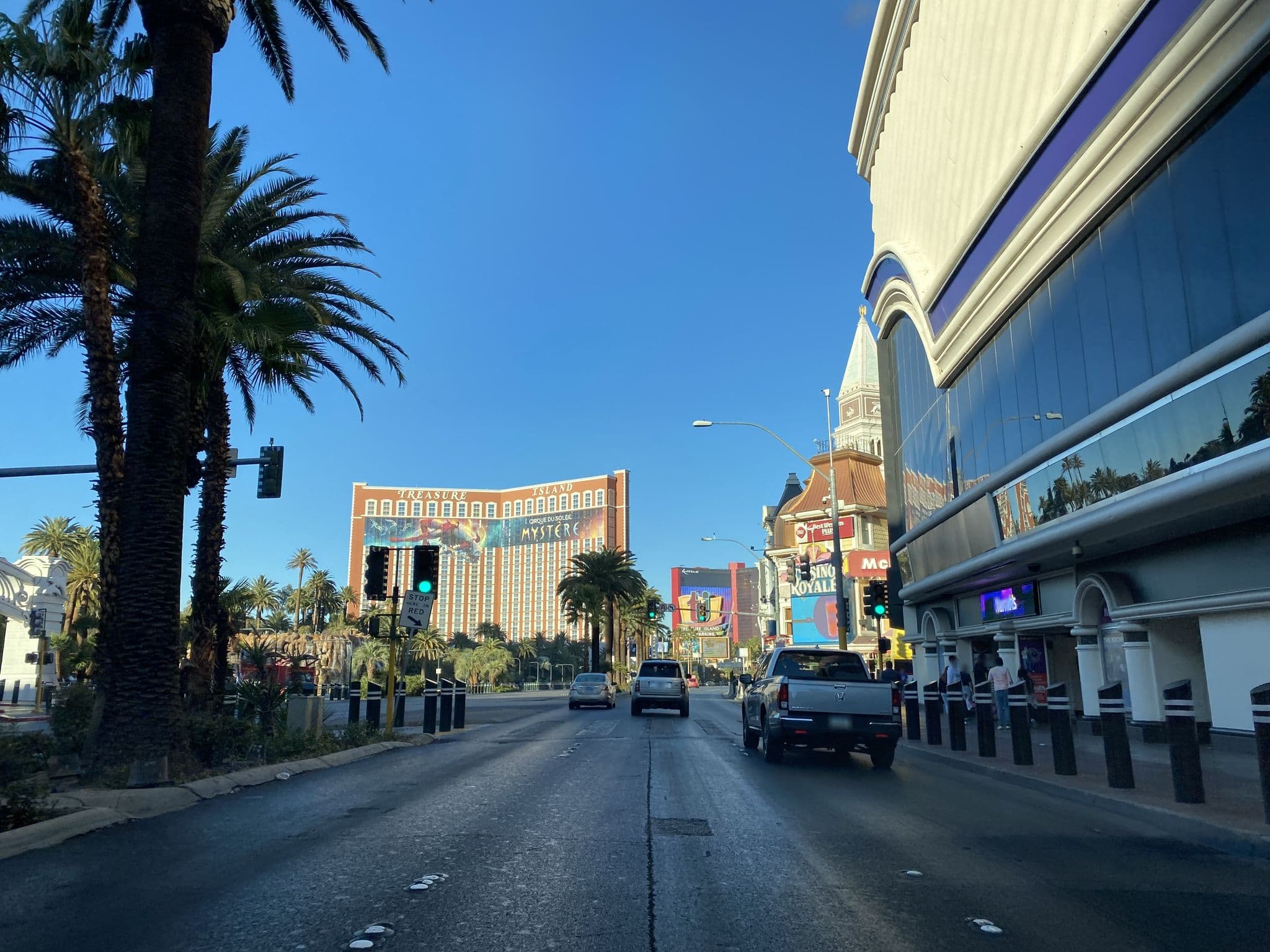Street view near On The 30th Floor. Mirage Sweet, Paradise — © matsayz (CC BY-SA · Mapillary)