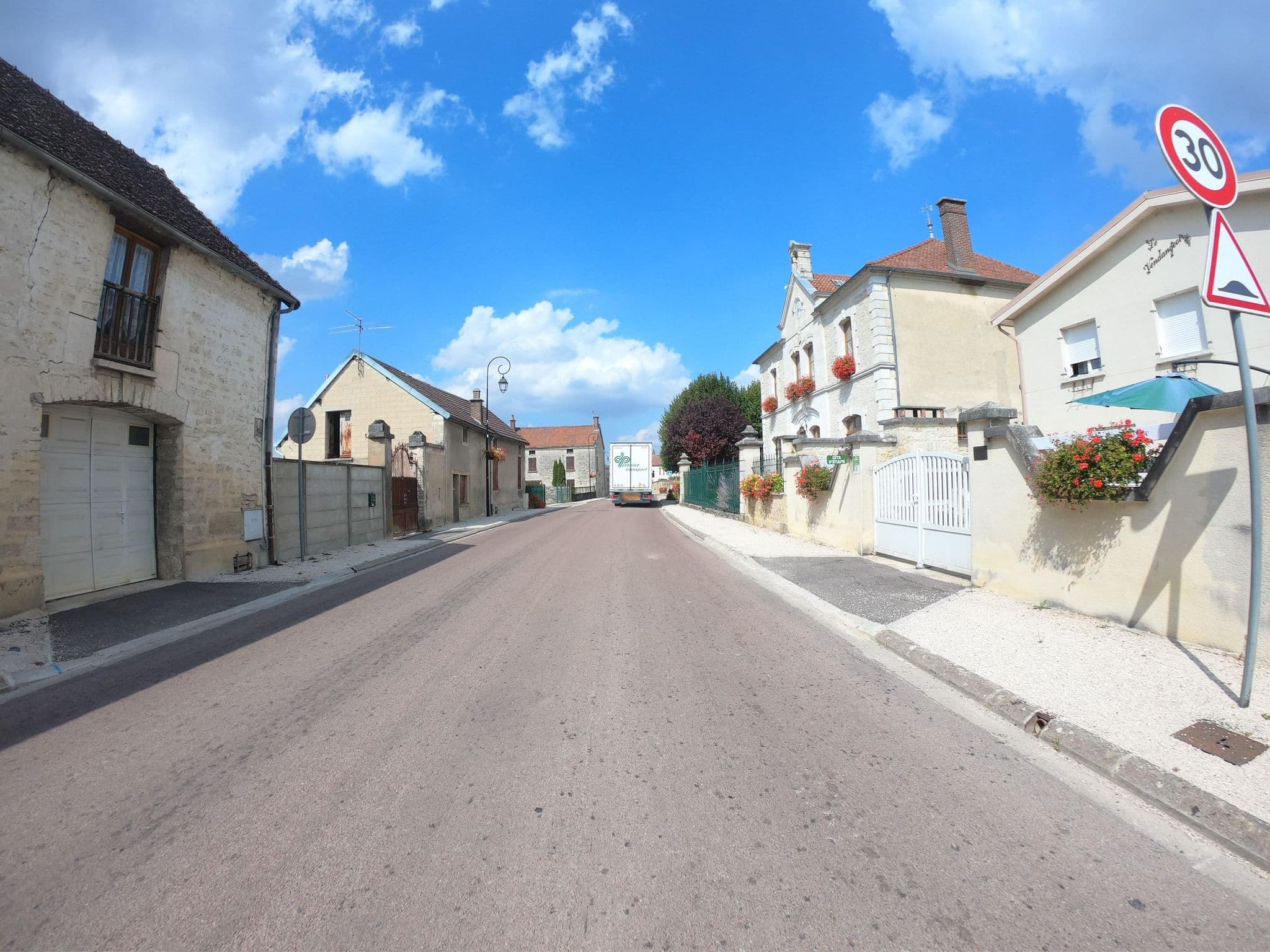 Street view near Le Vendangeoir, Bar-sur-Seine — © joostjakob (CC BY-SA · Mapillary)