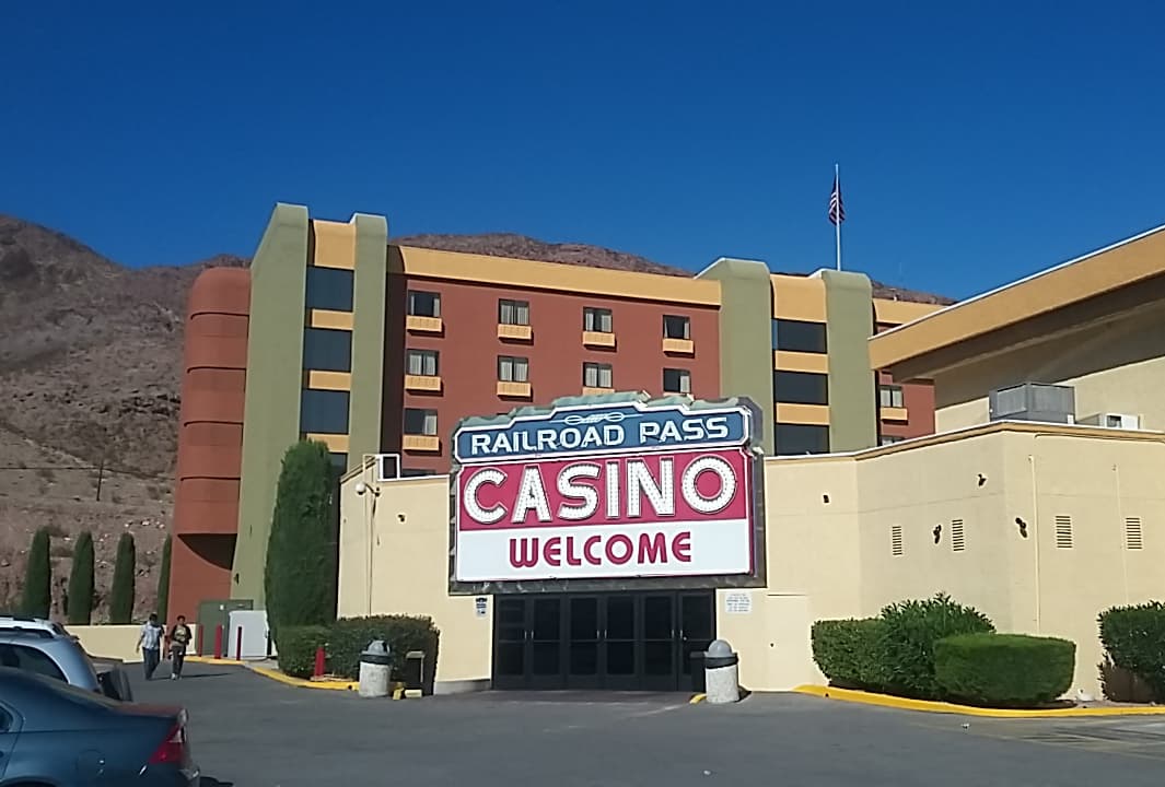 Railroad Pass Hotel & Casino (via Wikimedia Commons, CC BY-SA 4.0)
