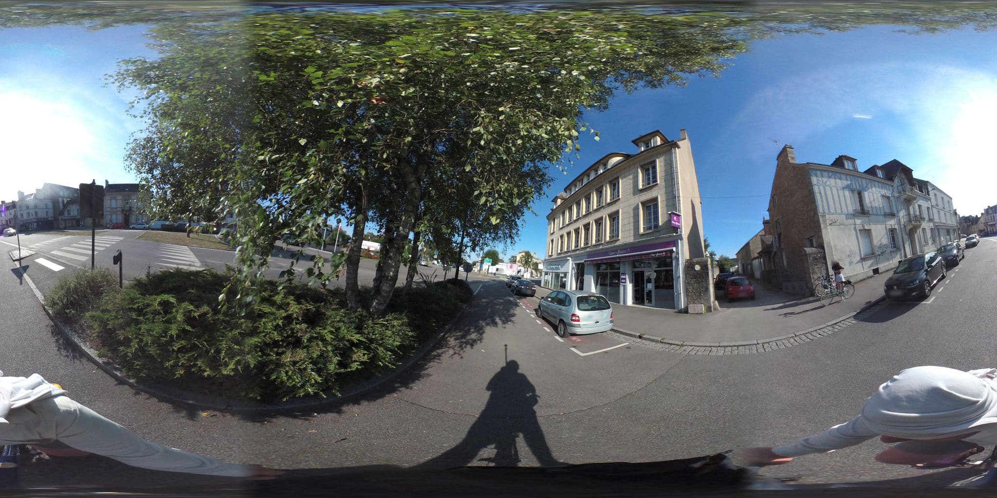 Street view near Le Hussard, Alençon — © geovelo (CC BY-SA · Mapillary)