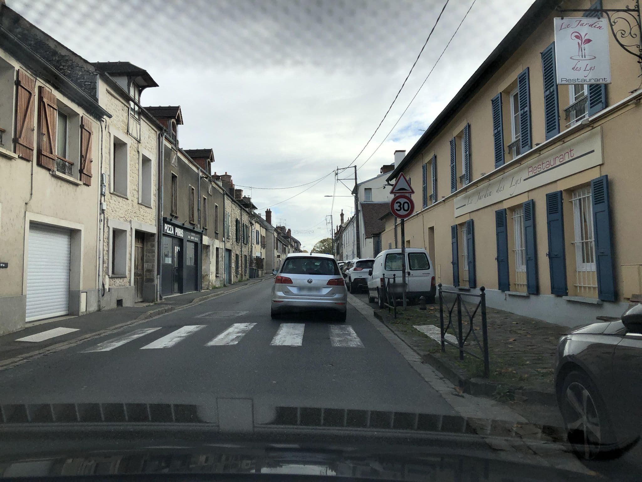Street view near Les Clés des Lys, Moret-sur-Loing — © jerome92370 (CC BY-SA · Mapillary)