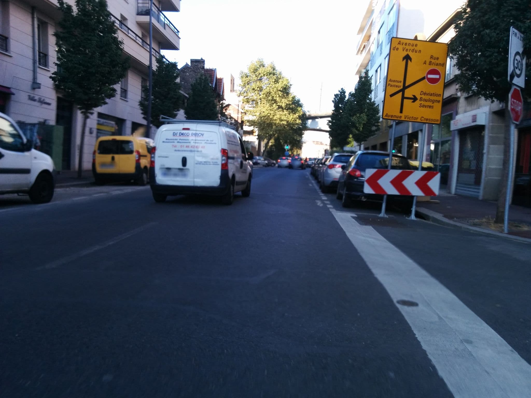 Street view near Résidence Jugharta, Issy-les-Moulineaux — © guillaumerose (CC BY-SA · Mapillary)