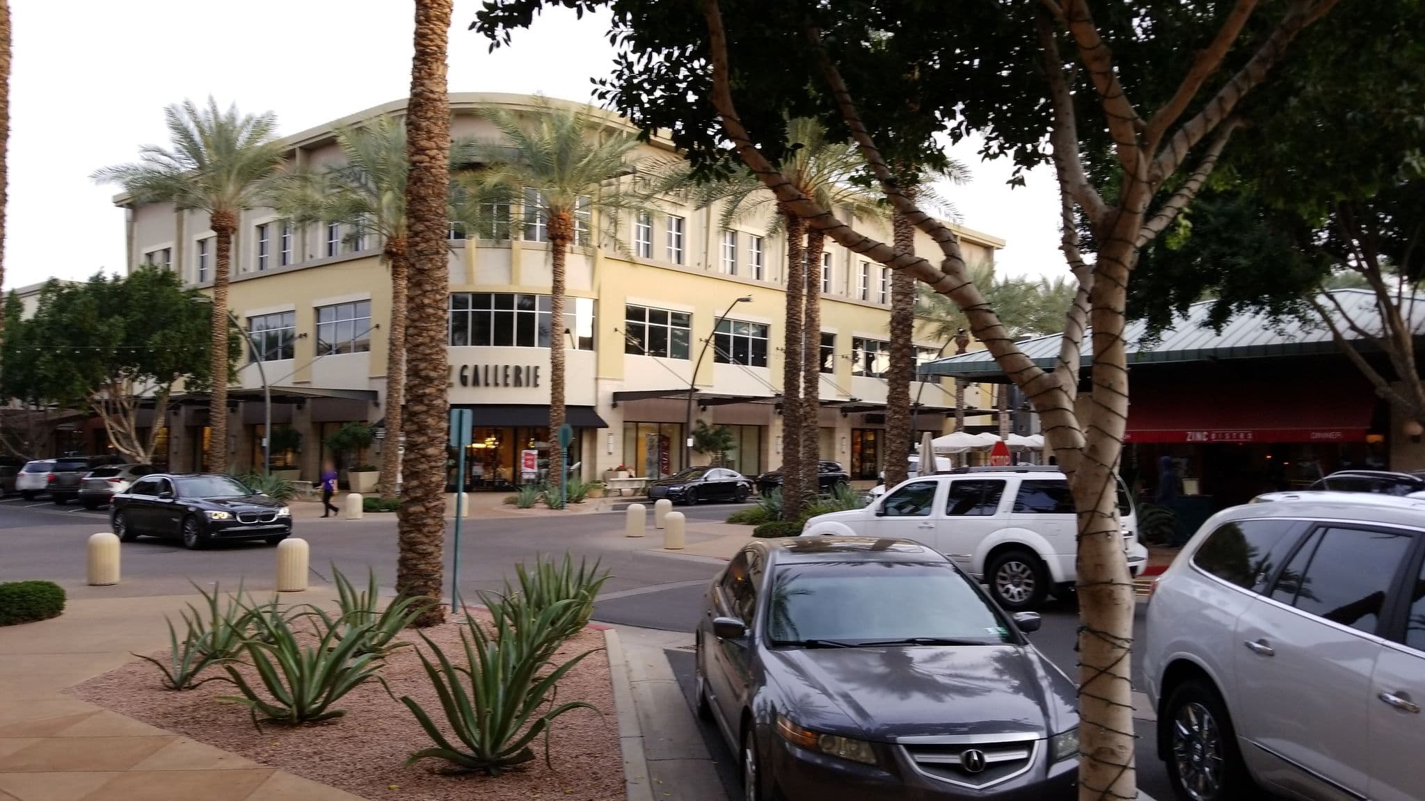 Street view near Kierland Courtyard, Paradise Valley — © drkludge (CC BY-SA · Mapillary)