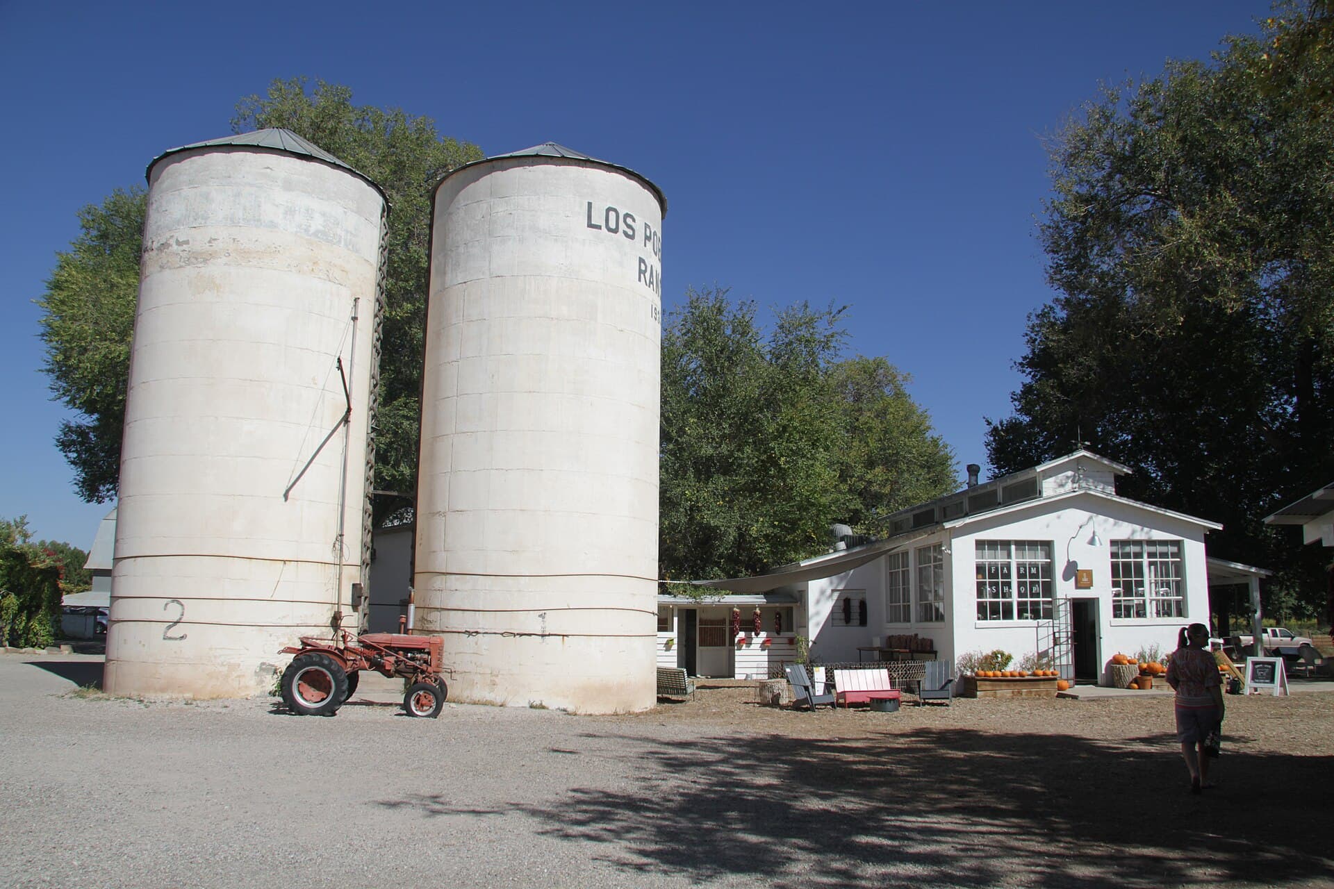 Los Poblanos Historic Inn & Organic Farm (via Wikimedia Commons, CC BY-SA 3.0)