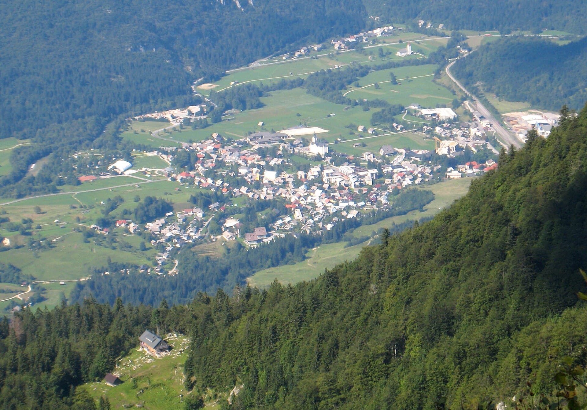 Orožnova koča na planini za Liscem (via Wikimedia Commons, CC BY-SA 3.0)