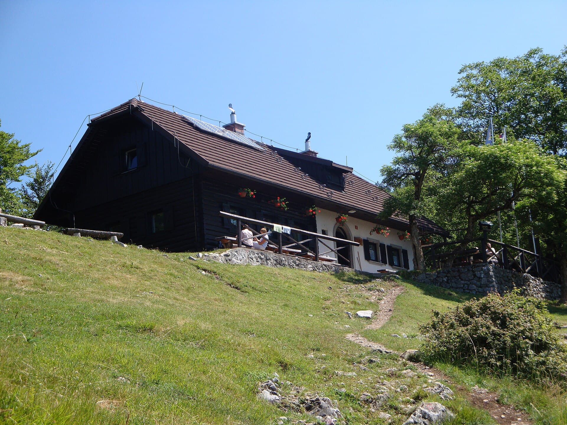 Planinska koča na Sv. Jakobu (via Wikimedia Commons, CC BY-SA 2.5 si)