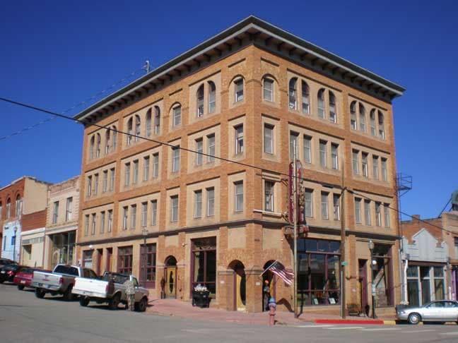 The Victor Hotel (via Wikimedia Commons, CC BY 3.0)