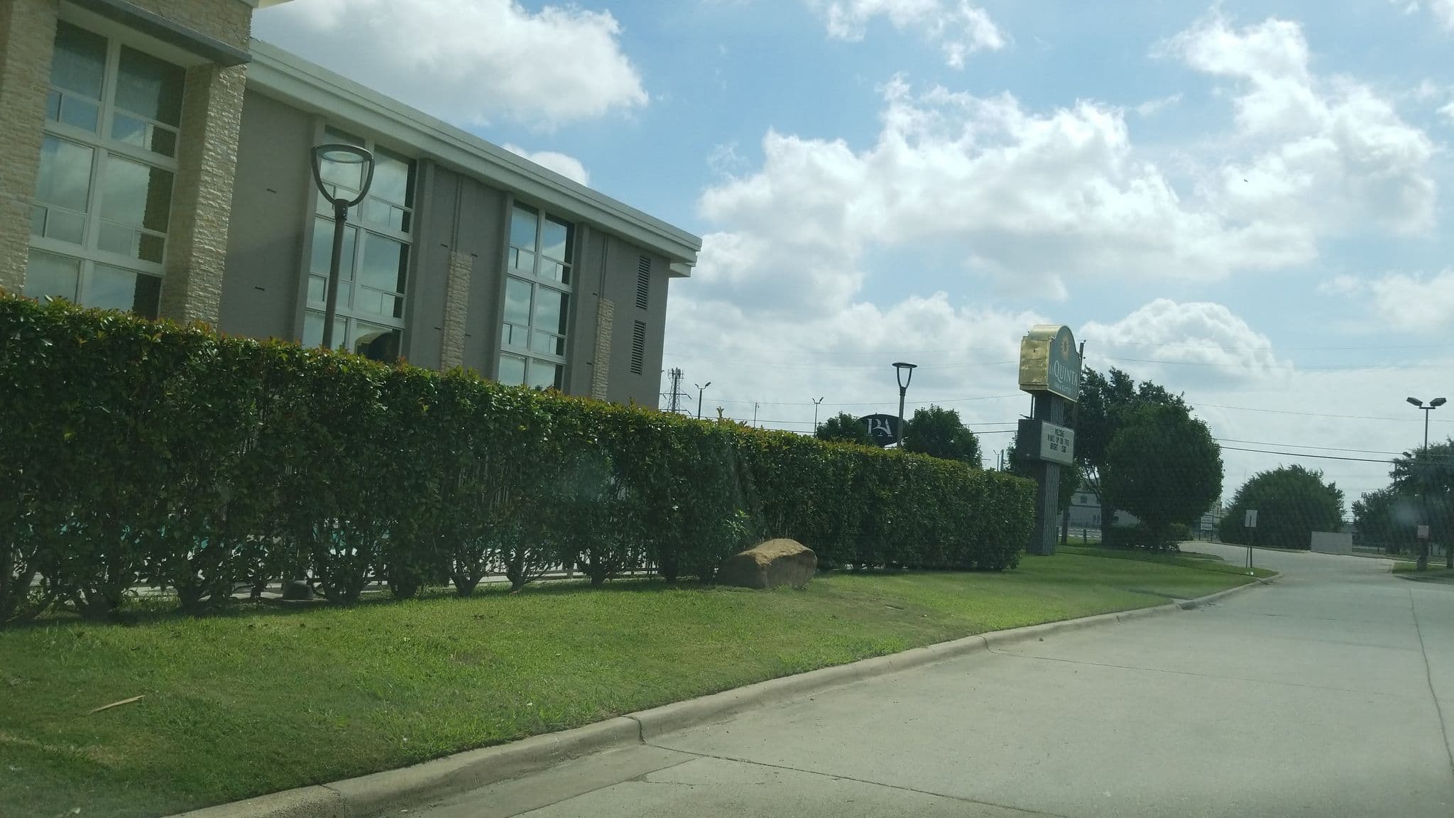Street view near Quality Inn & Suites, Farmers Branch — © mselliott (CC BY-SA · Mapillary)