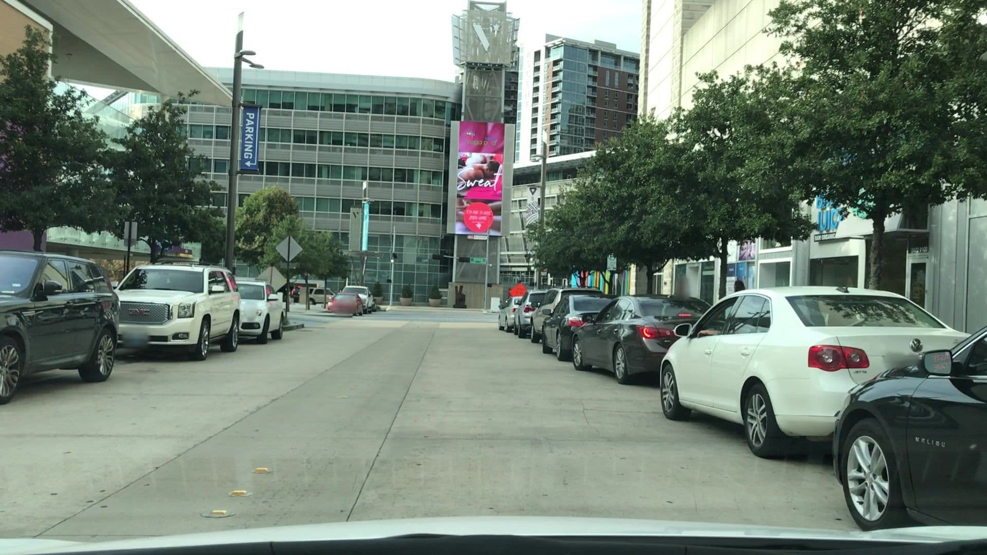 Street view near Dallas Victory Hotel & Residence, Dallas — © lvl5 (CC BY-SA · Mapillary)