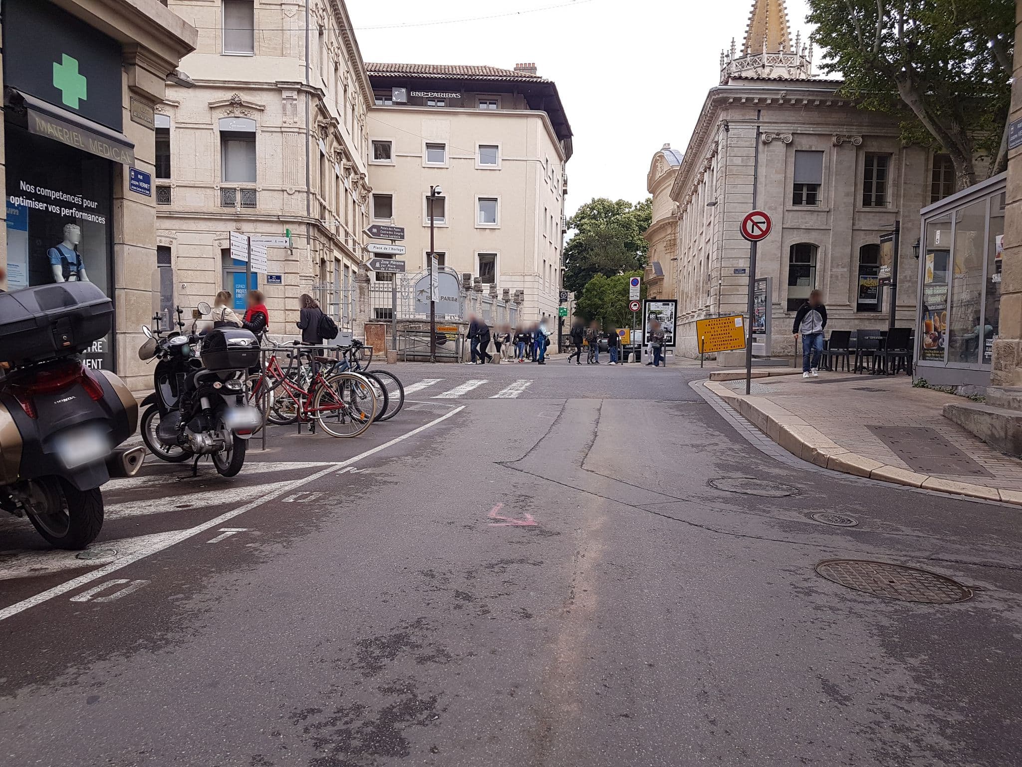 Street view near Hôtel de Cambis, Avignon — © changchun1 (CC BY-SA · Mapillary)