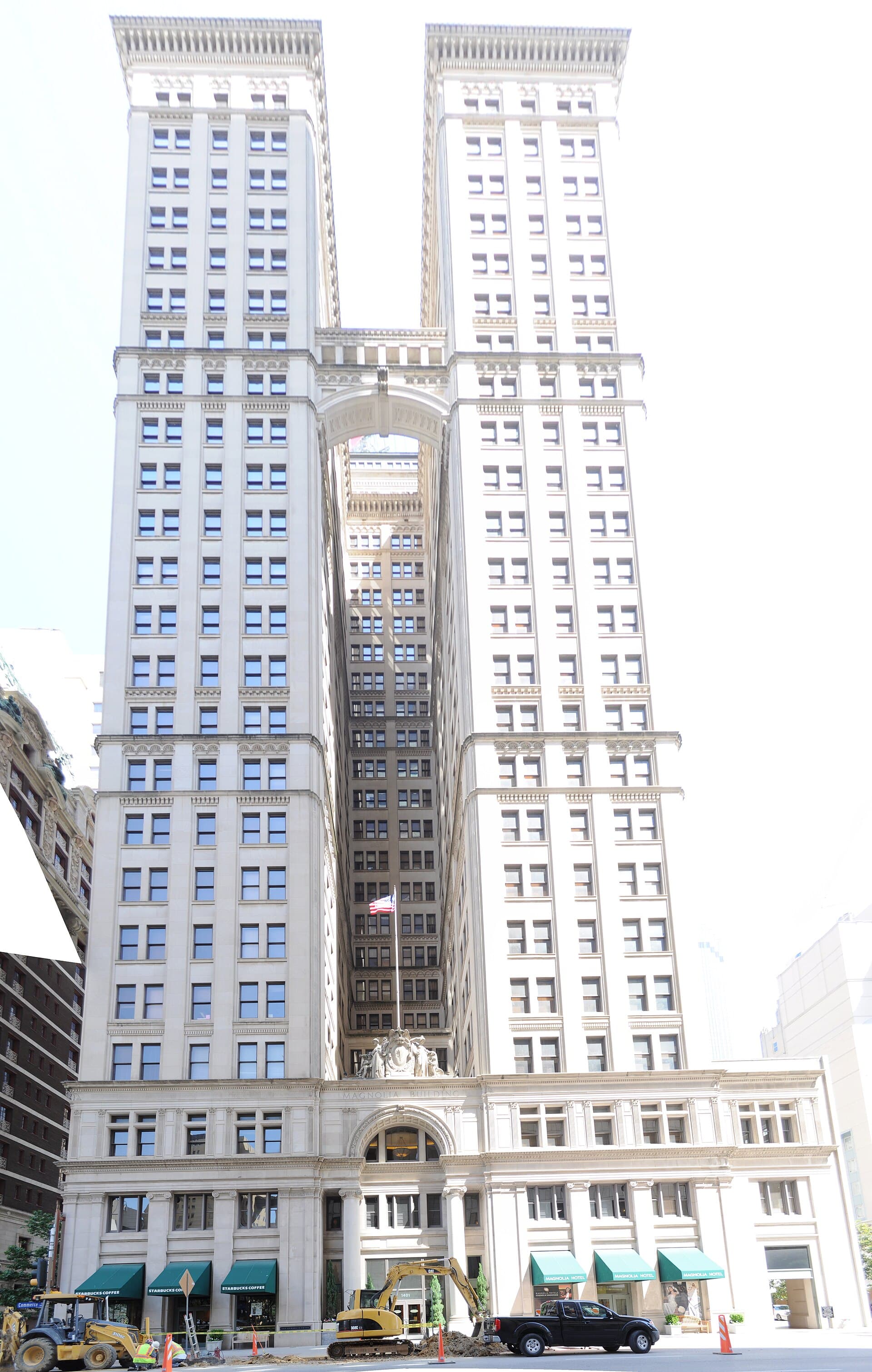 Magnolia Hotel (via Wikimedia Commons, CC BY-SA 3.0)