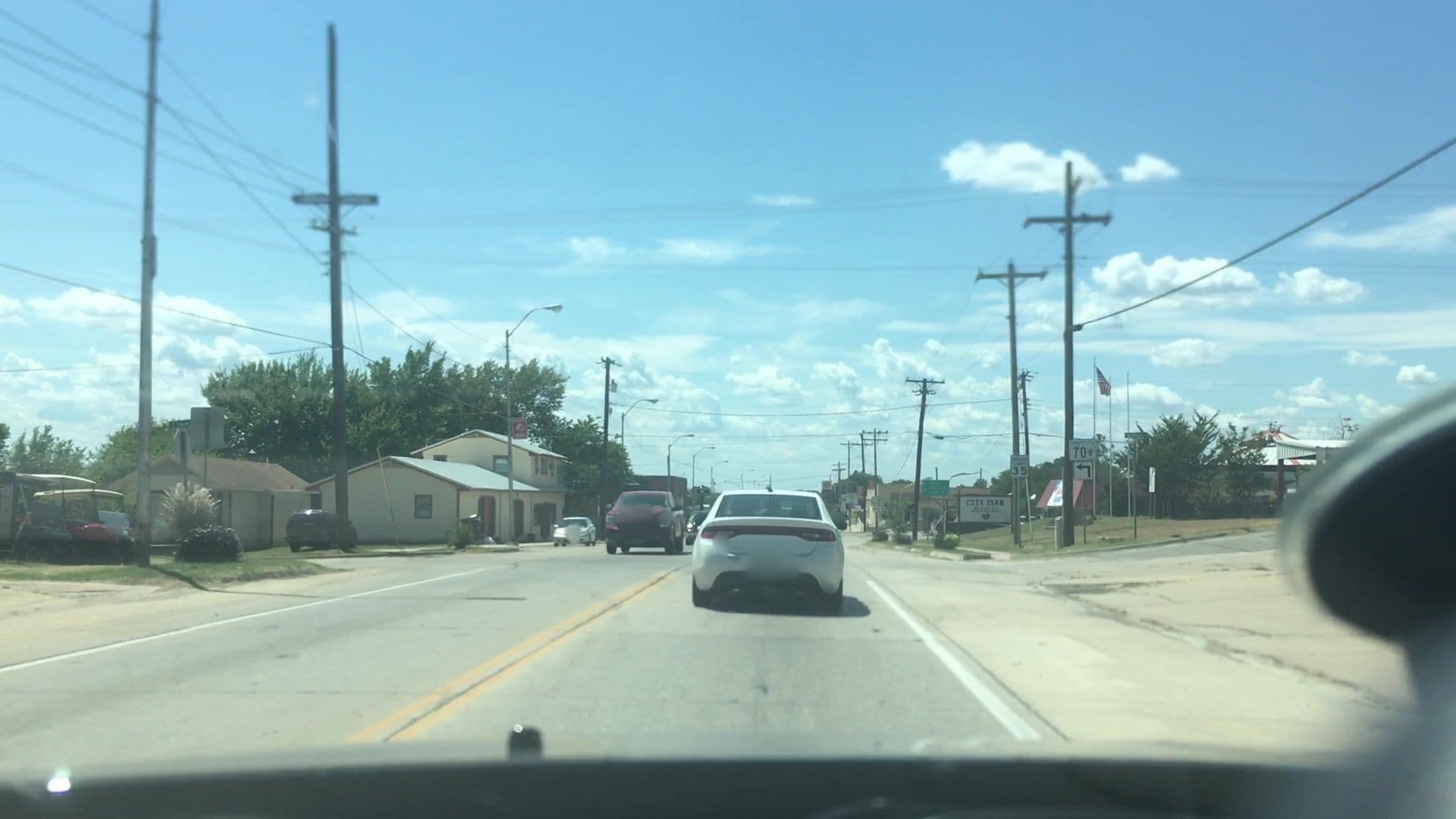 Street view near Lakeway Motel, Madill — © lvl5 (CC BY-SA · Mapillary)