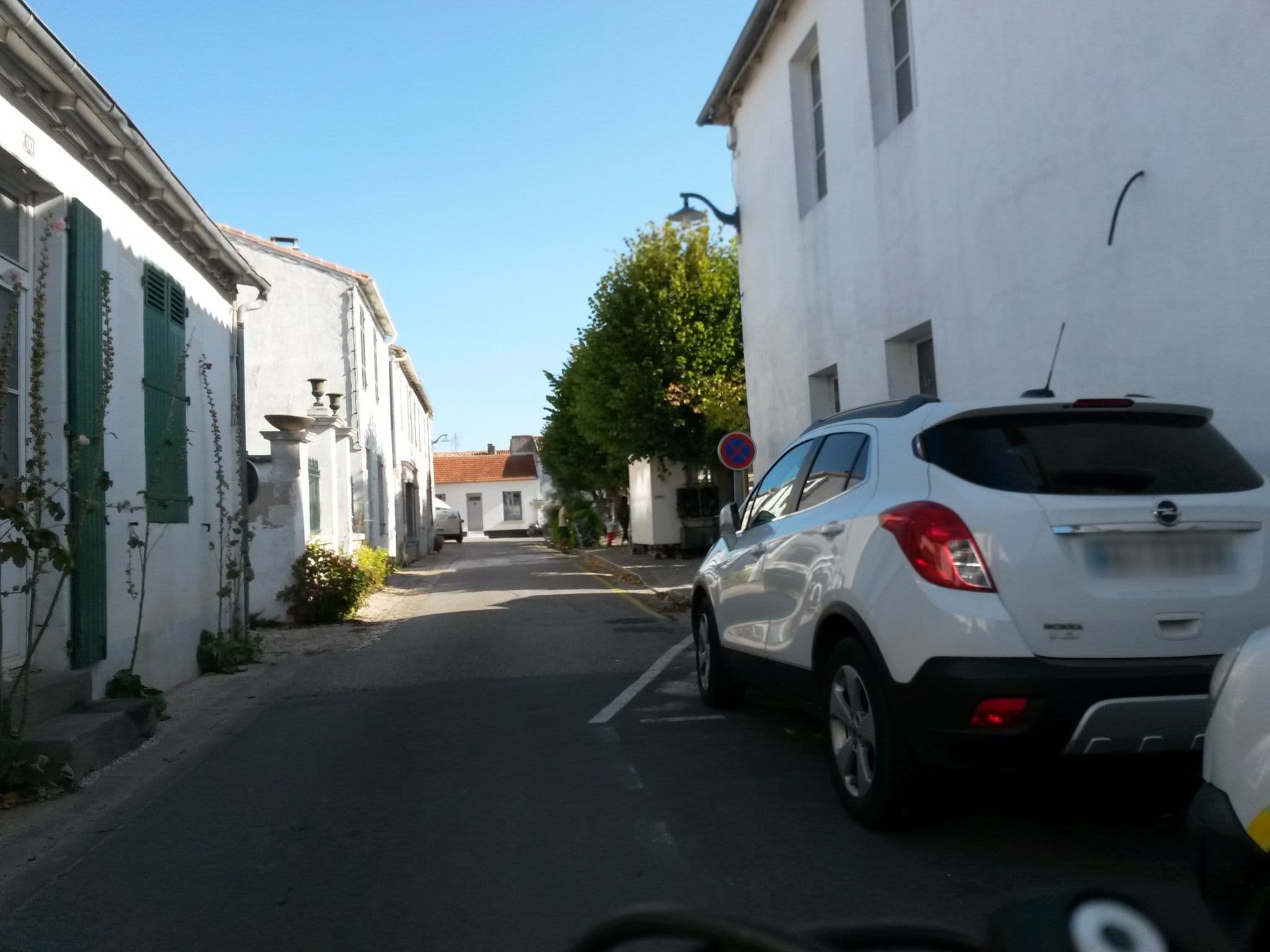 Street view near L'Escale, Sainte-Marie-de-Ré — © rausk (CC BY-SA · Mapillary)