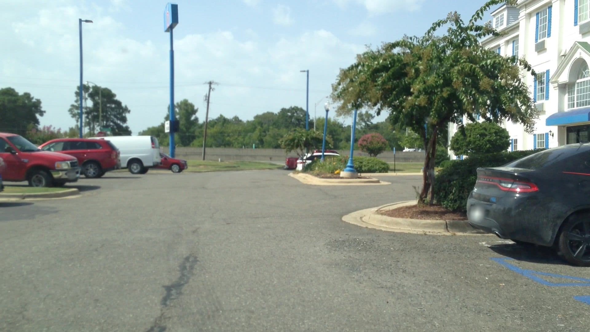 Street view near Howard Johnson Inn, Shreveport — © lvl5 (CC BY-SA · Mapillary)