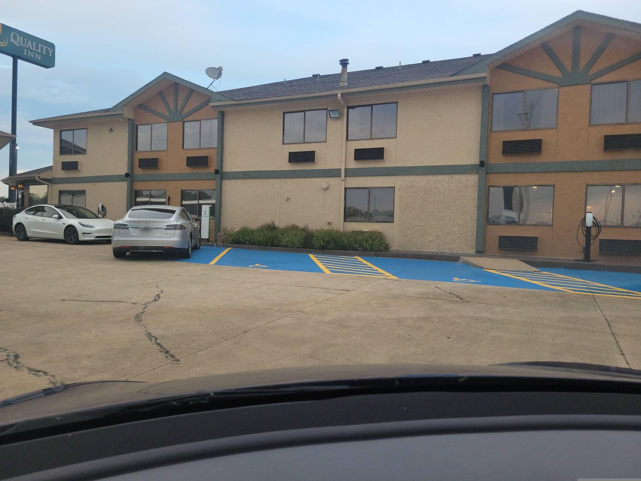Street view near Quality Inn Van Buren, Van Buren — © Montrose_Lyle (CC BY-SA · Mapillary)