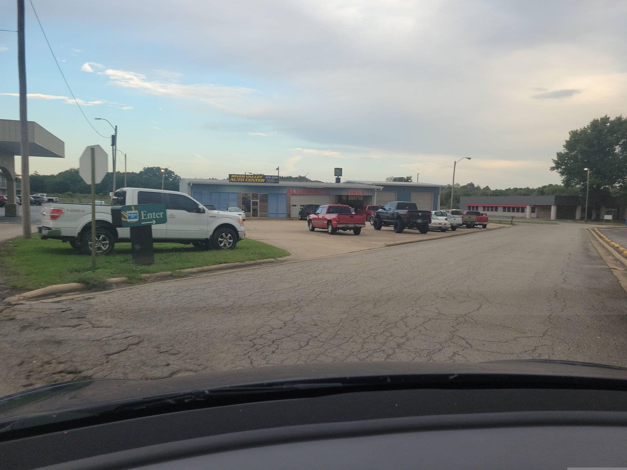 Street view near Executive Inn, Van Buren — © Montrose_Lyle (CC BY-SA · Mapillary)