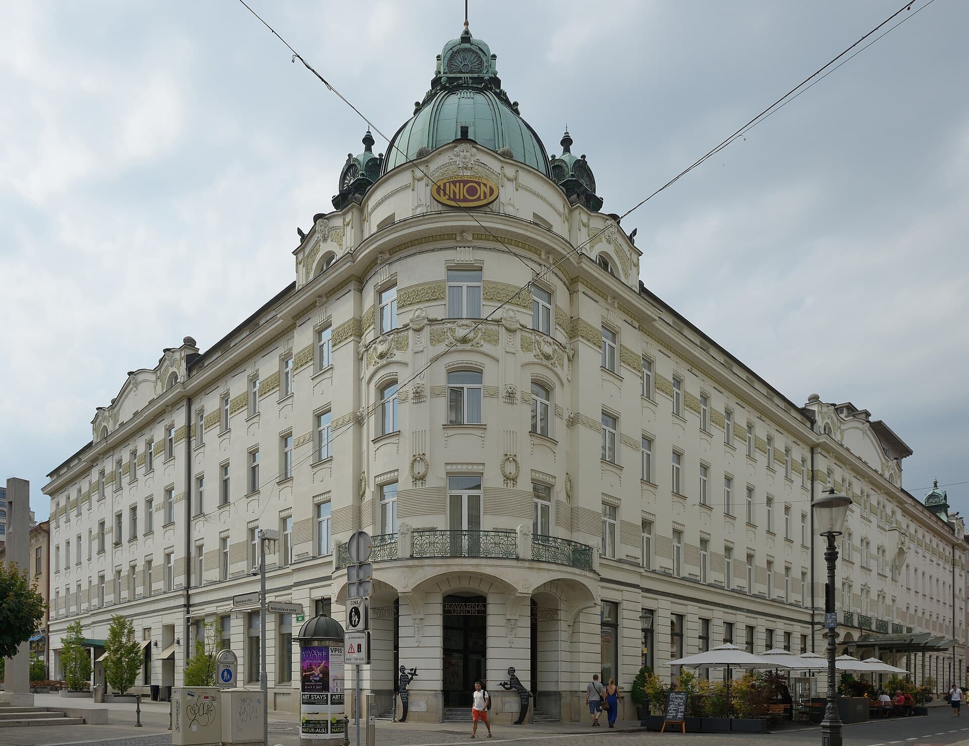 Grand Hotel Union Eurostars (via Wikimedia Commons, CC BY-SA 3.0)